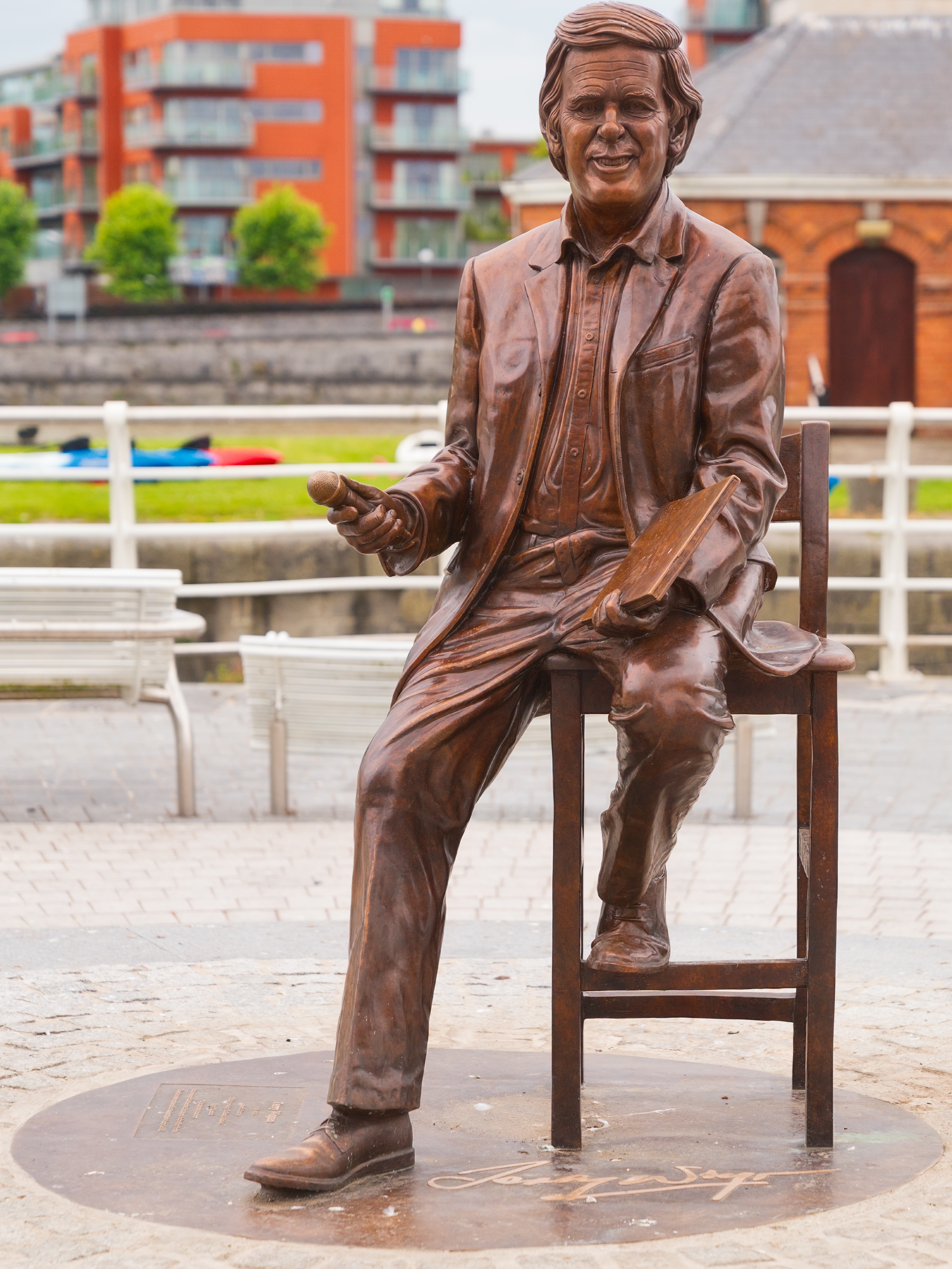  STATUE OF TERRY WOGAN 