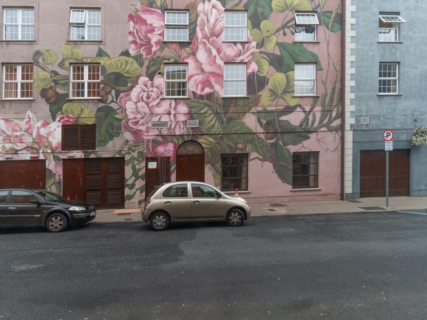 The story begins with the original mural's creator, Lula Goce. A Spanish artist with a distinctive path, her work is uniquely informed by her formal academic background and a profound connection to the natural world