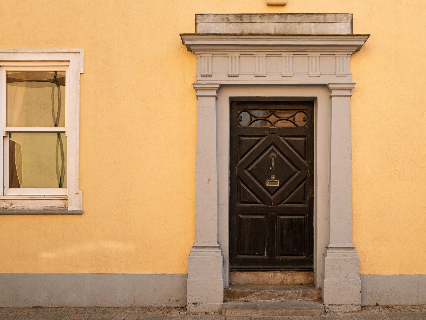 I USED A LEICA Q3 TO RANDOMLY PHOTOGRAPH WATERFORD CITY IN AUGUST 2026-274684