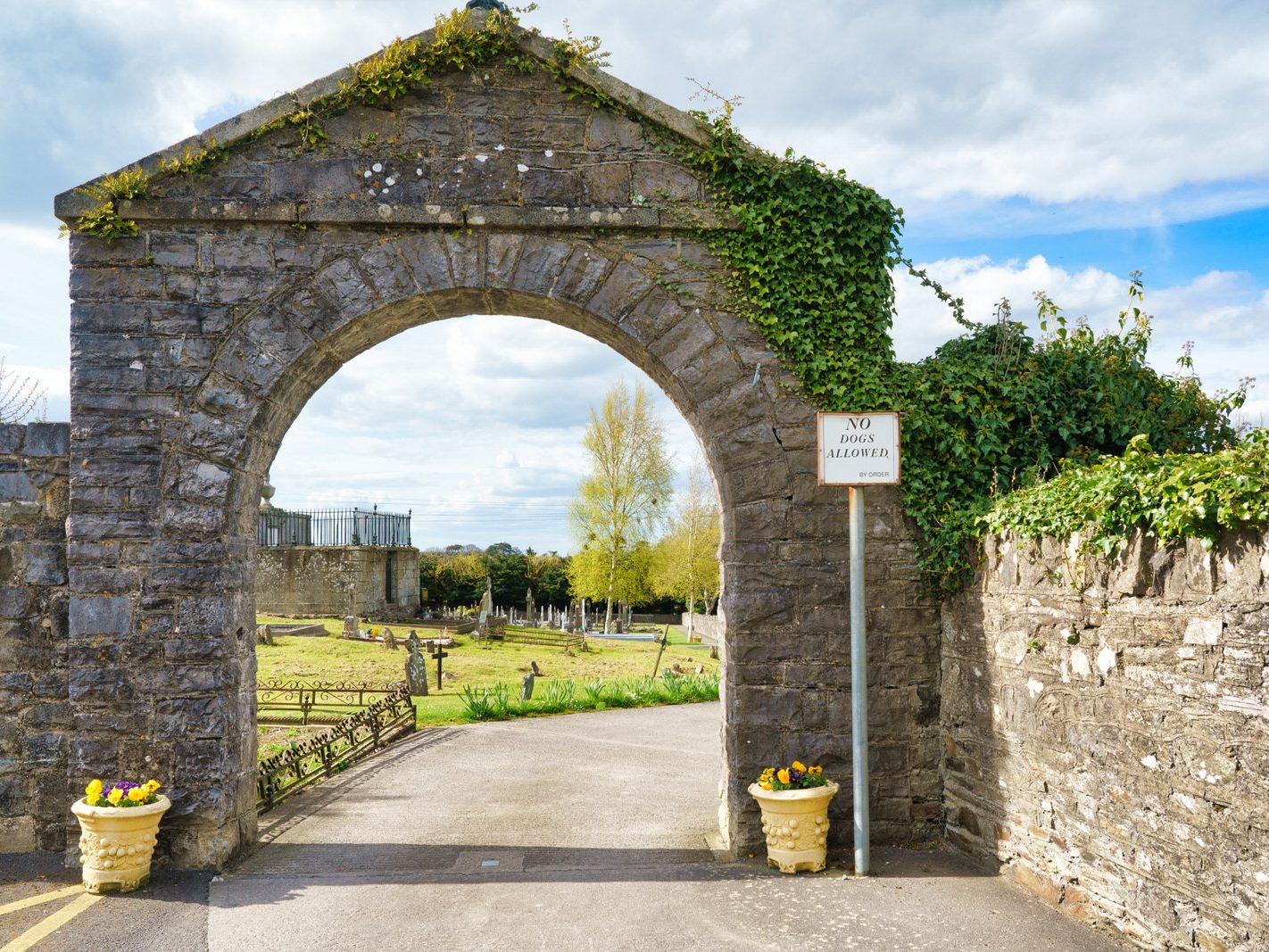 THE ARCHWAY ENTRANCE TO SAGGART CEMETERY [AND THE EDWARD BYRNE MEMORIAL]-227469-1