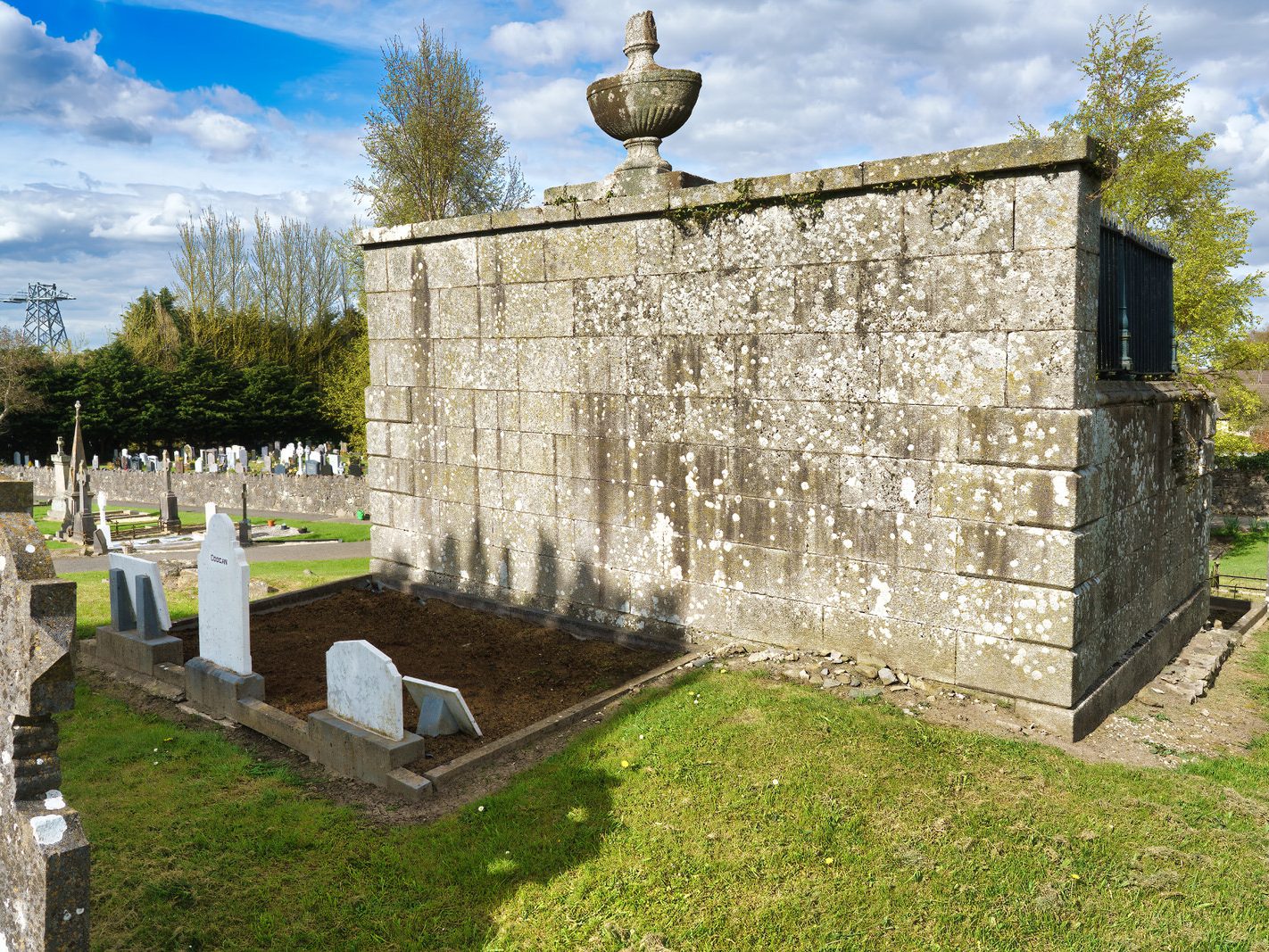 THE EDWARD BYRNE MEMORIAL [THE OLD CEMETERY IN SAGGART VILLAGE}-227472-1