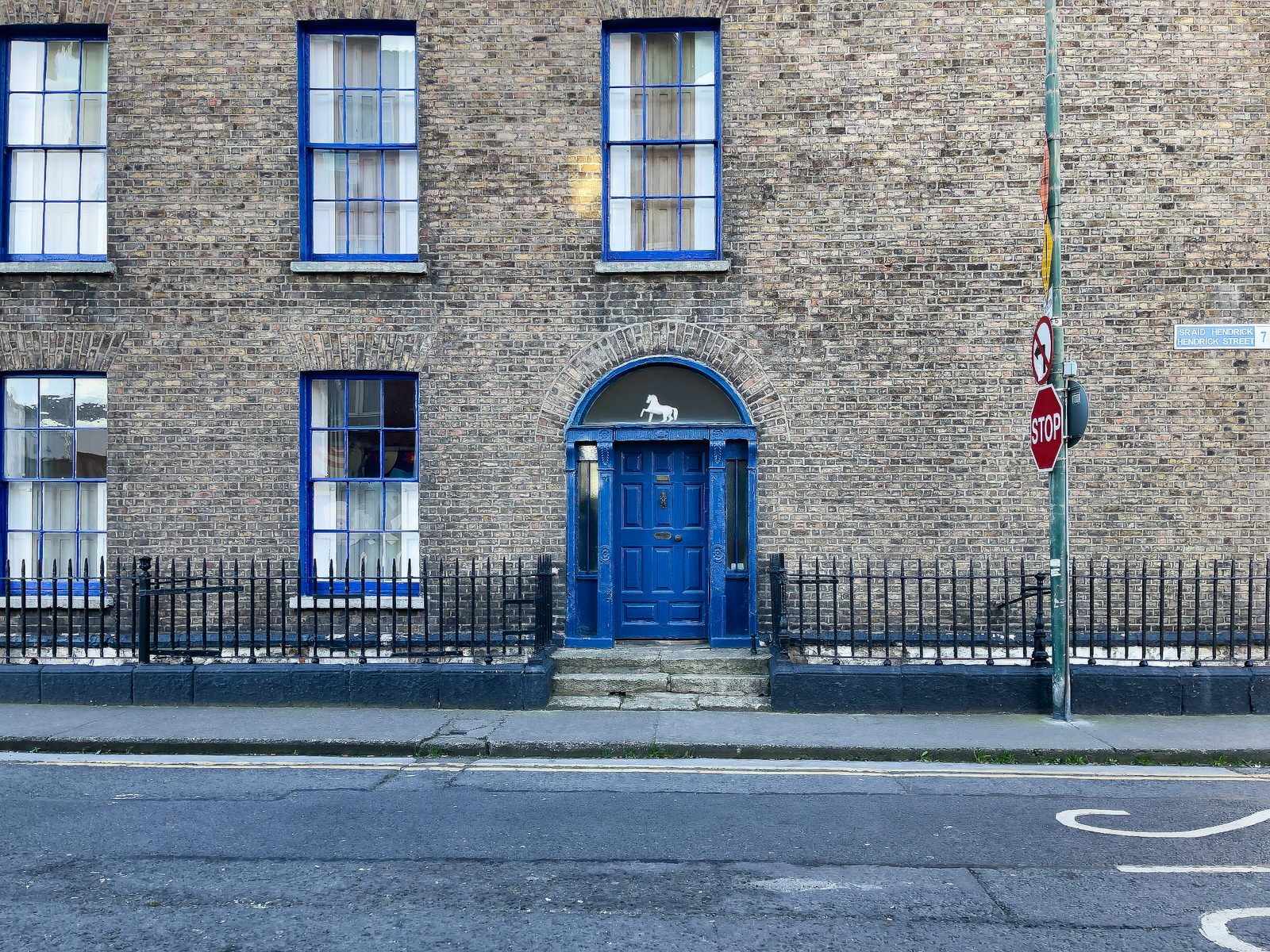 KING BILLY'S WHITE HORSE ABOVE THE DOOR