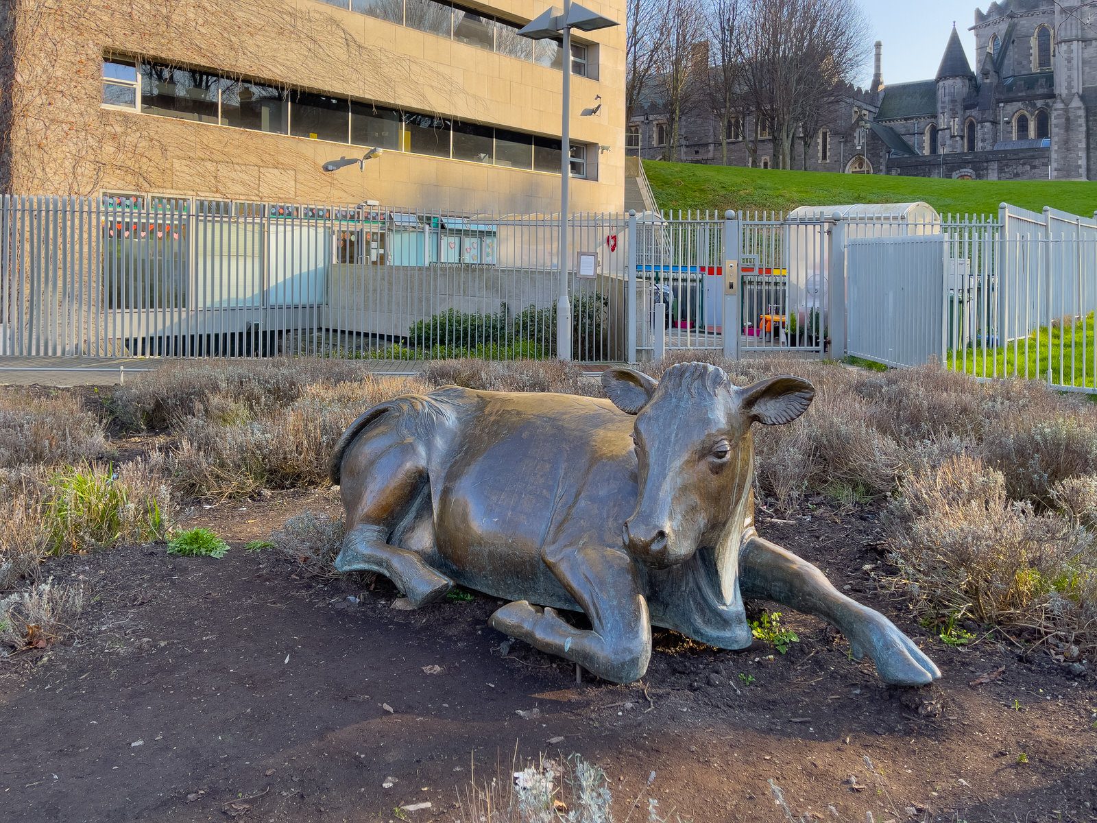 LONELY BRONZE COW AT WOOD QUAY 001