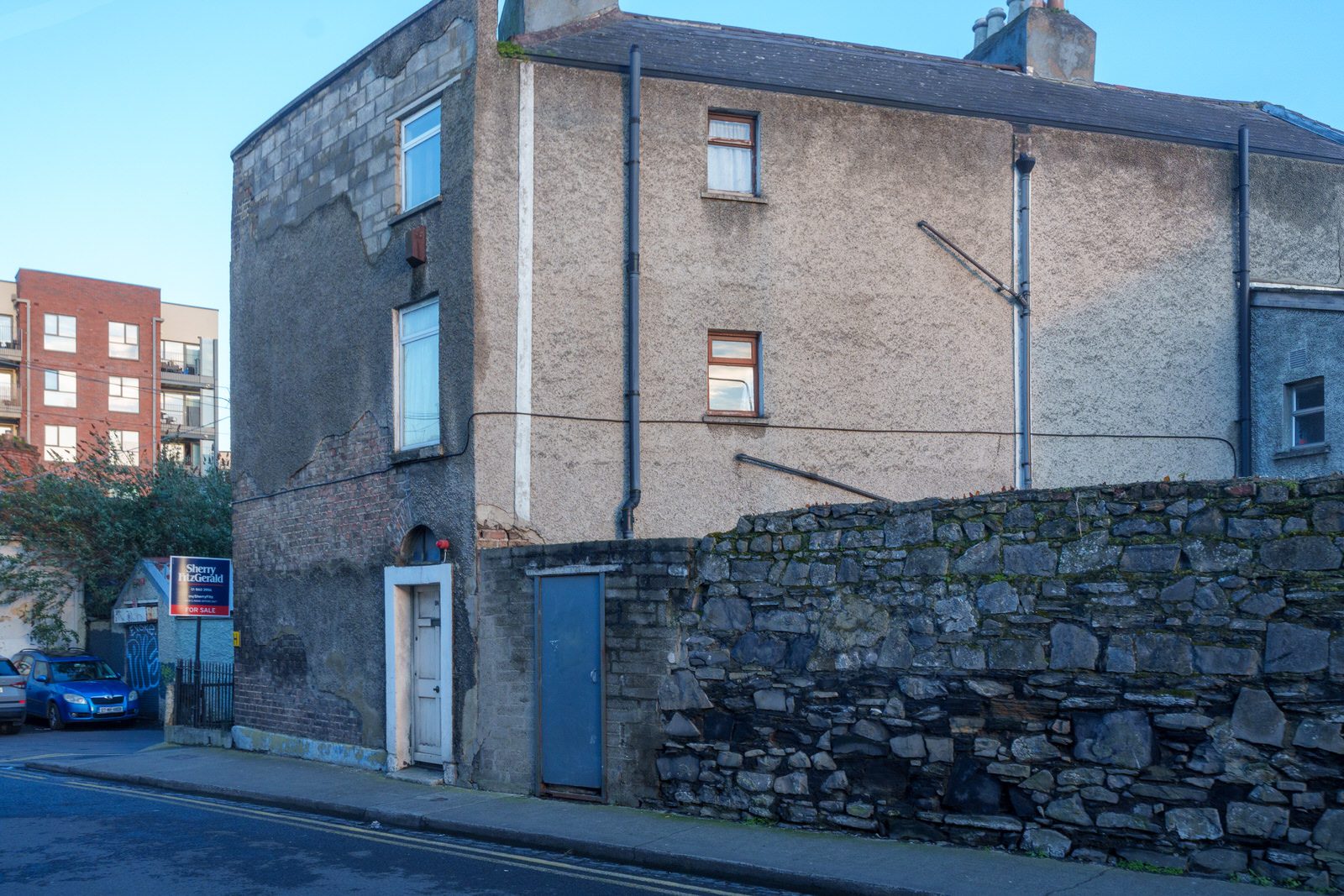 AN INTERESTING PROPERTY FOR SALE IN STONEYBATTER 002