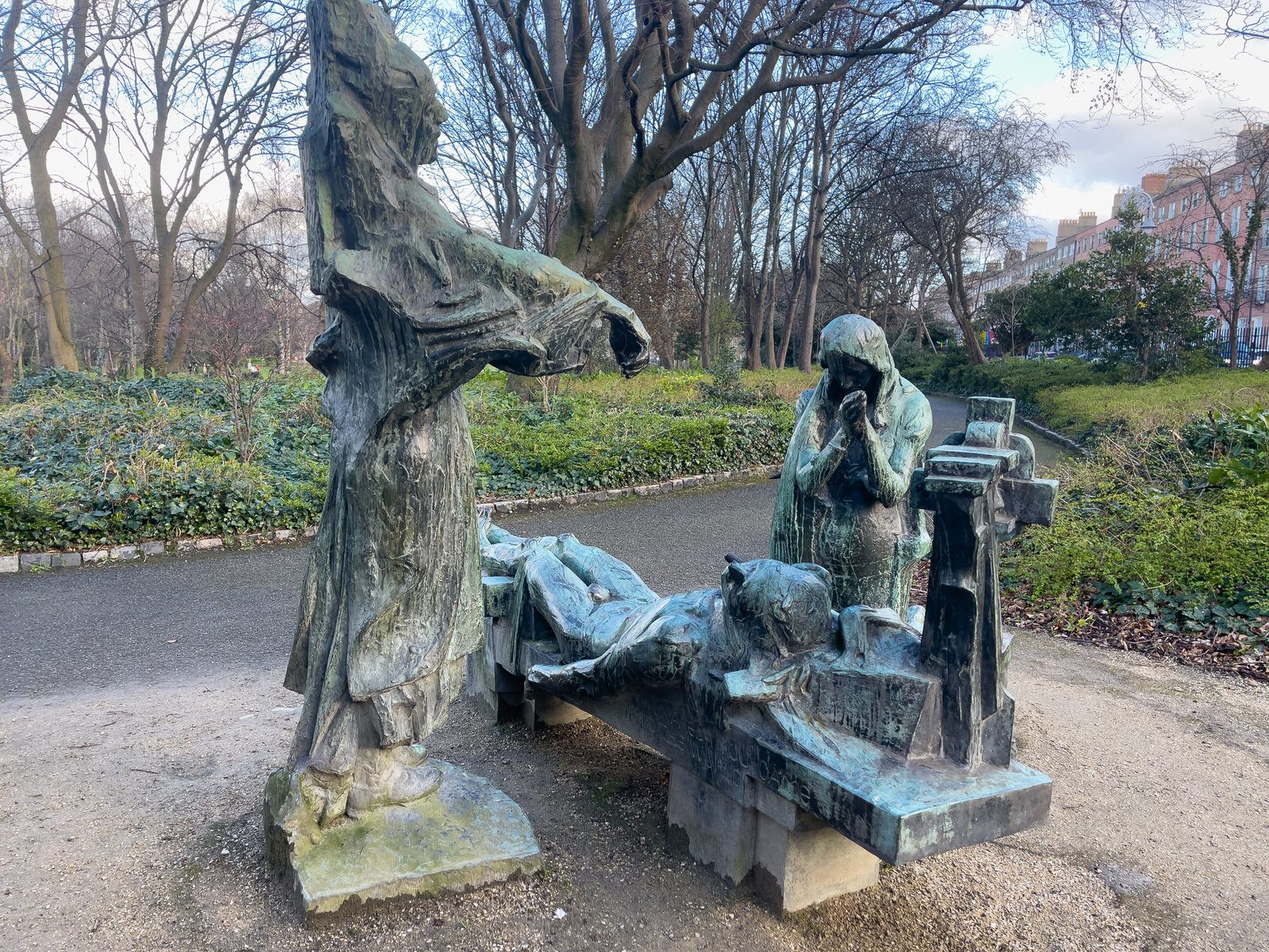 THE VICTIMS BY ANDREW O’CONNOR IN MERRION SQUARE PARK 001