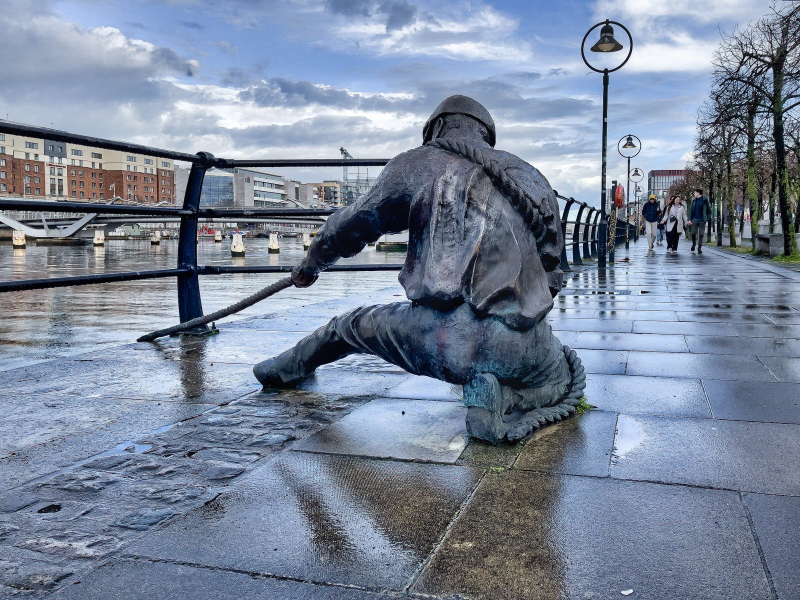 THE LINESMAN BY DONY MacMANUS ON CITY QUAY 004