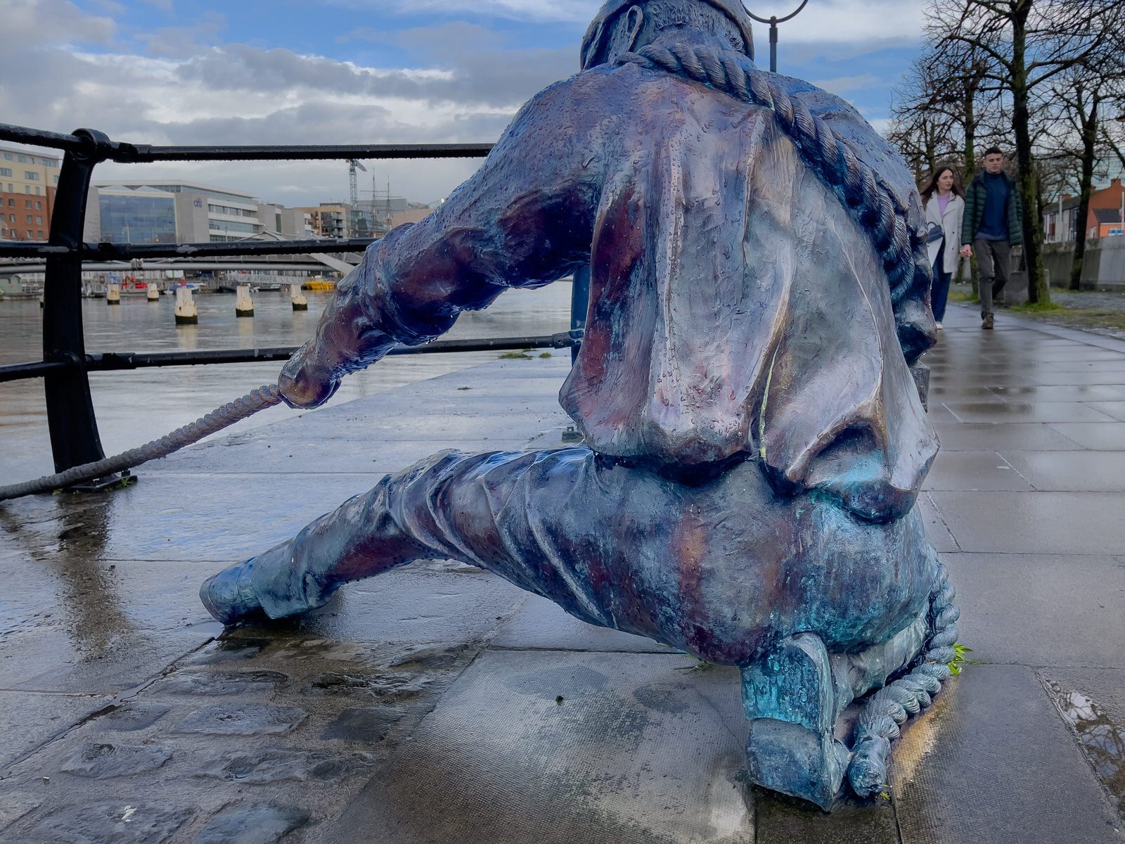 THE LINESMAN BY DONY MacMANUS ON CITY QUAY 003