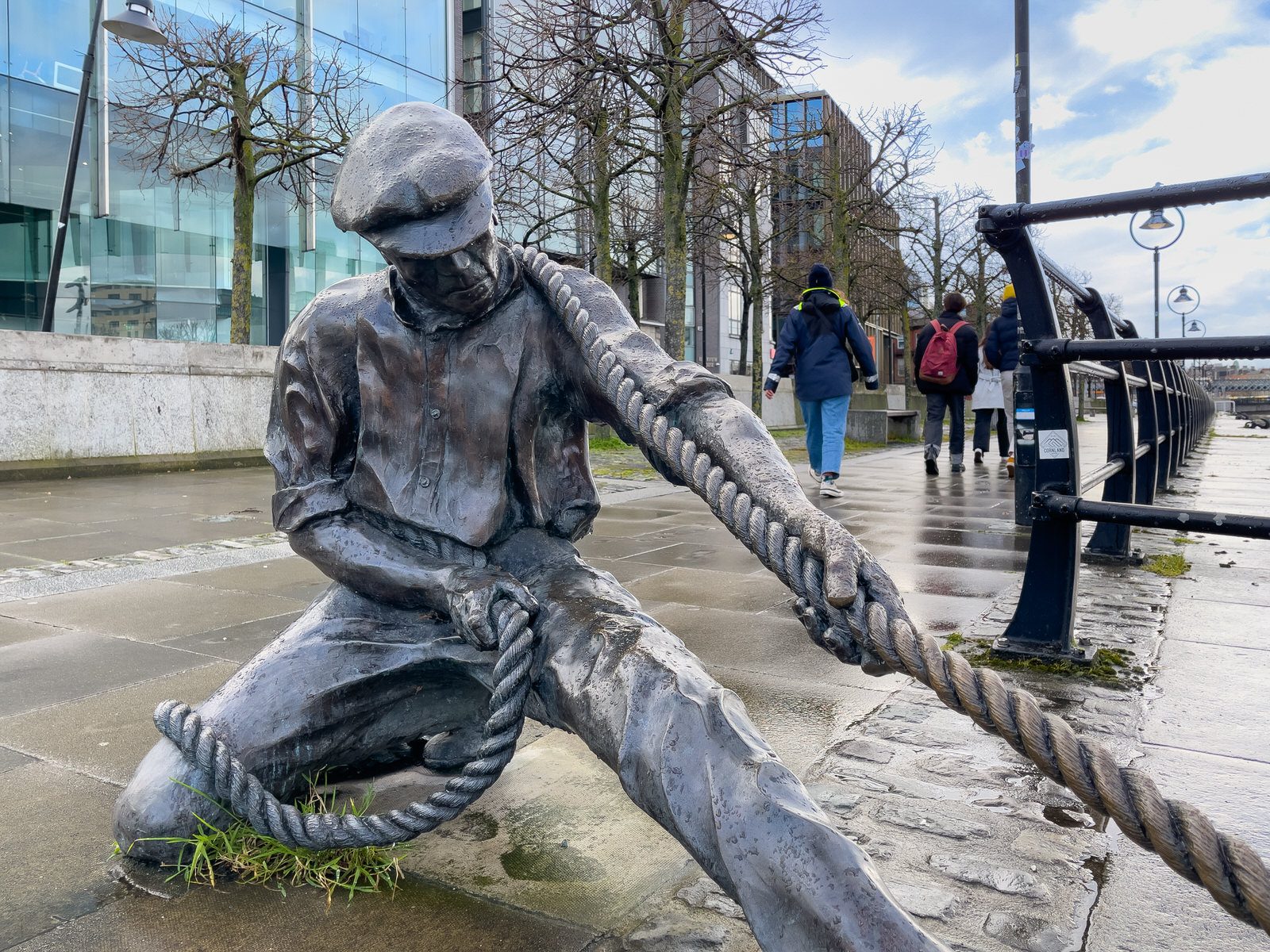 THE LINESMAN BY DONY MacMANUS ON CITY QUAY 002