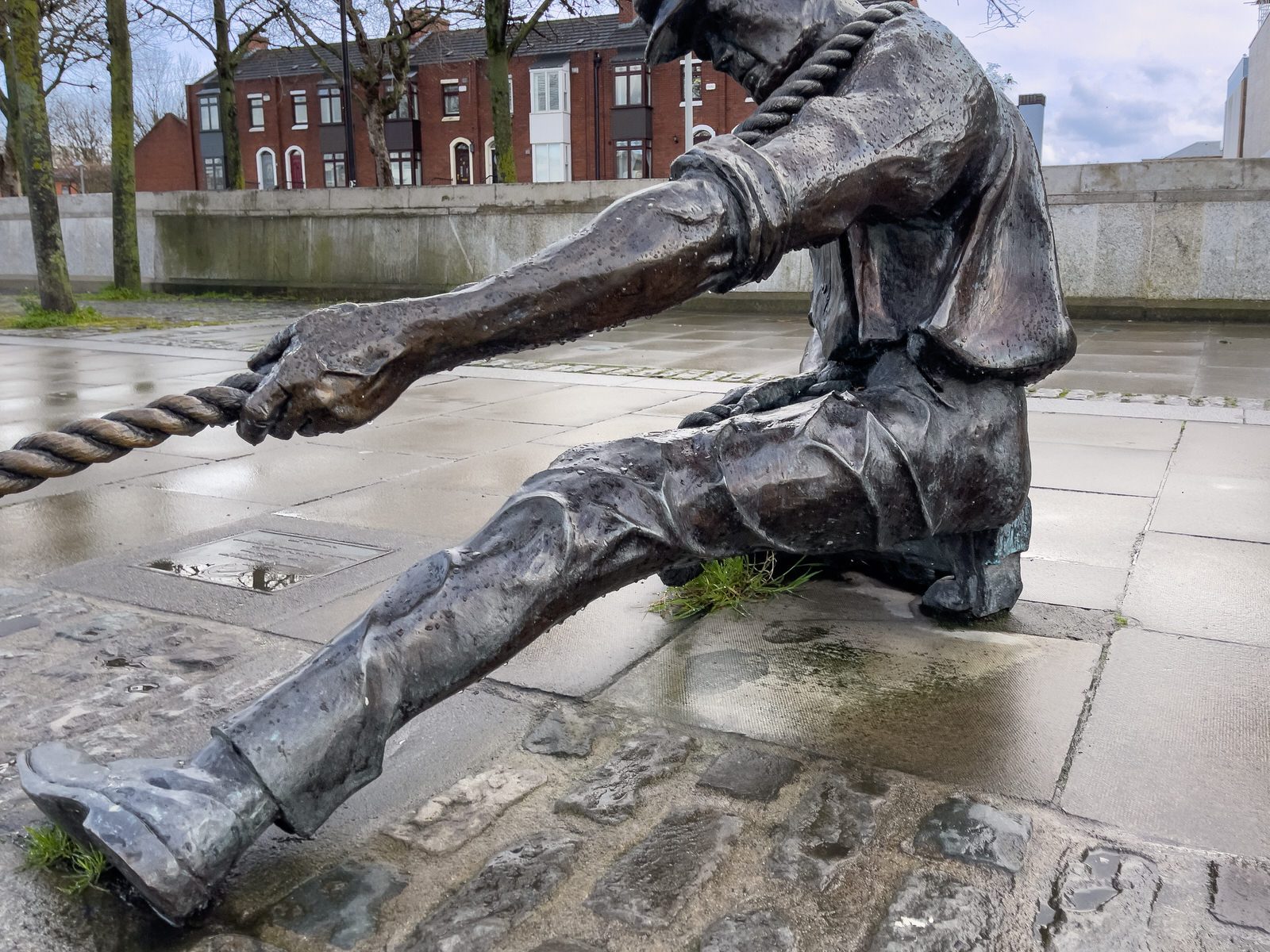 THE LINESMAN BY DONY MacMANUS ON CITY QUAY 001