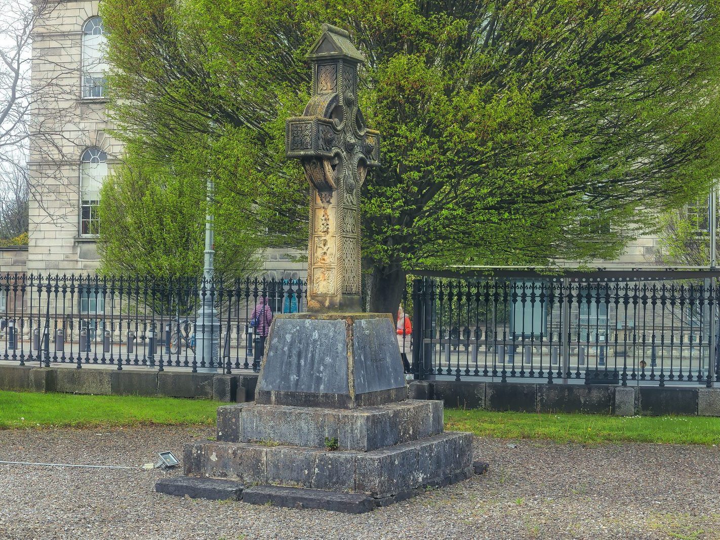 THE FOUR MASTERS MEMORIAL IS A CELTIC CROSS BY JAMES CAHILL 004