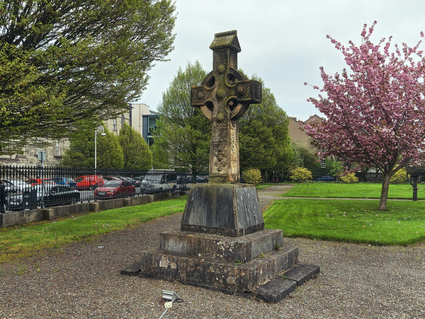 THE FOUR MASTERS MEMORIAL IS A CELTIC CROSS BY JAMES CAHILL 003