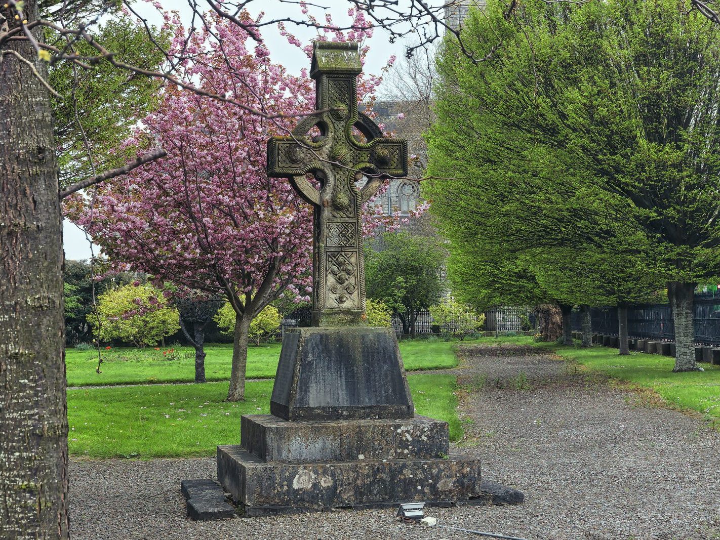 THE FOUR MASTERS MEMORIAL IS A CELTIC CROSS BY JAMES CAHILL 002