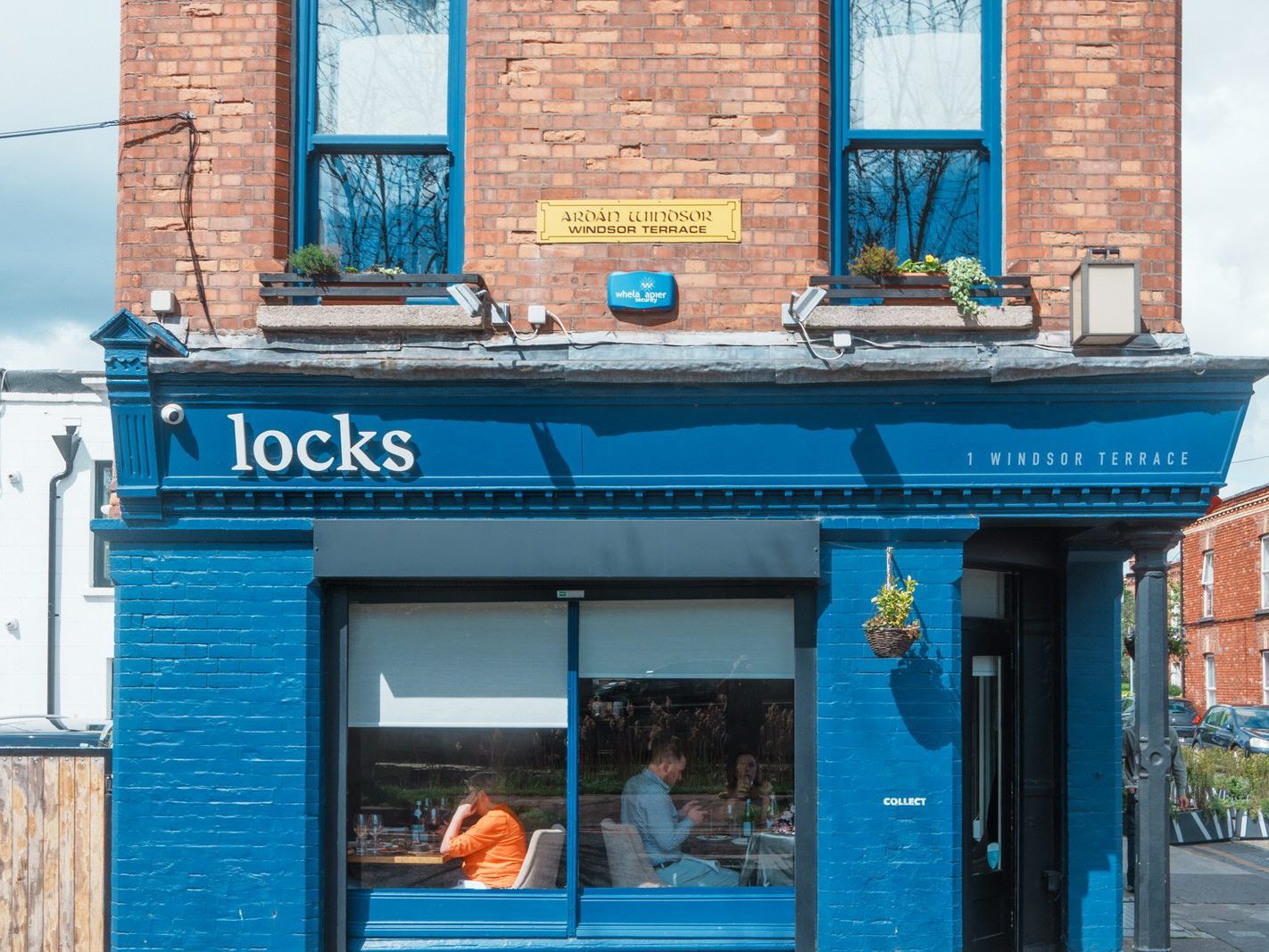 LOCKS IS AN ATTRACTIVE RESTAURANT ON THE BANKS OF THE GRAND CANAL 002