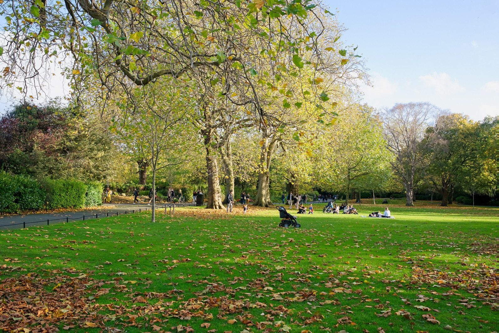 A BEAUTIFUL DAY IN STEPHEN'S GREEN [PHOTOGRAPHED 28 OCTOBER 2022 PUBLISHED 28 JUNE 2023] 007