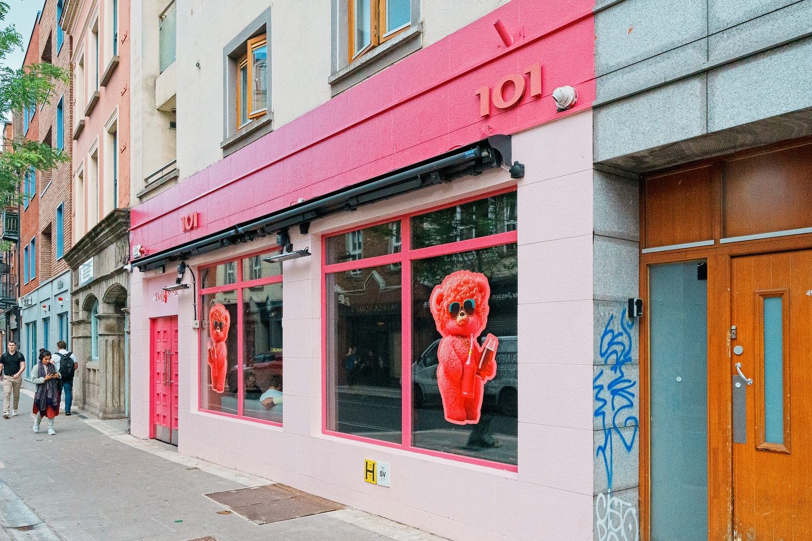 WHEN I FIRST SAW THIS I THOUGHT THAT IT WAS A REALLY REALLY PINK TOY SHOP [THE DOLL SOCIETY AT 101 FRANCIS STREET] 003