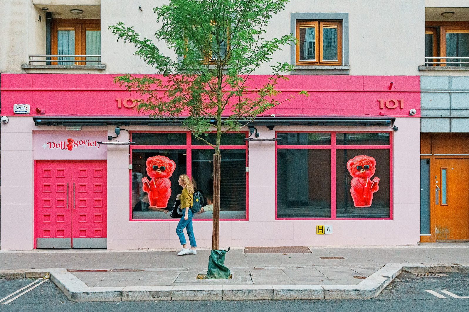 WHEN I FIRST SAW THIS I THOUGHT THAT IT WAS A REALLY REALLY PINK TOY SHOP [THE DOLL SOCIETY AT 101 FRANCIS STREET] 008