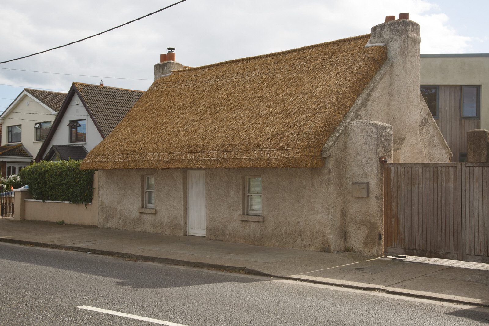 A WELL MAINTAINED THATCHED COTTAGE IN BALDOYLE [COAST ROAD] 001