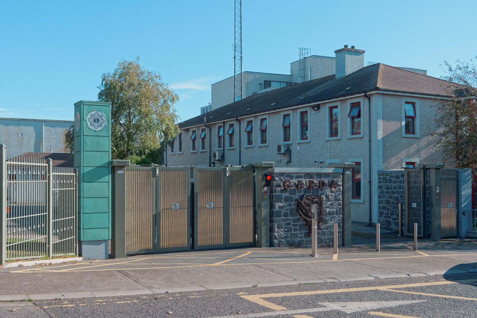 GARDA STATION AND NEW COURTHOUSE [IN CONTEXT WITHIN THE HISTORIC TOWN OF DROGHEDA]-224297-1
