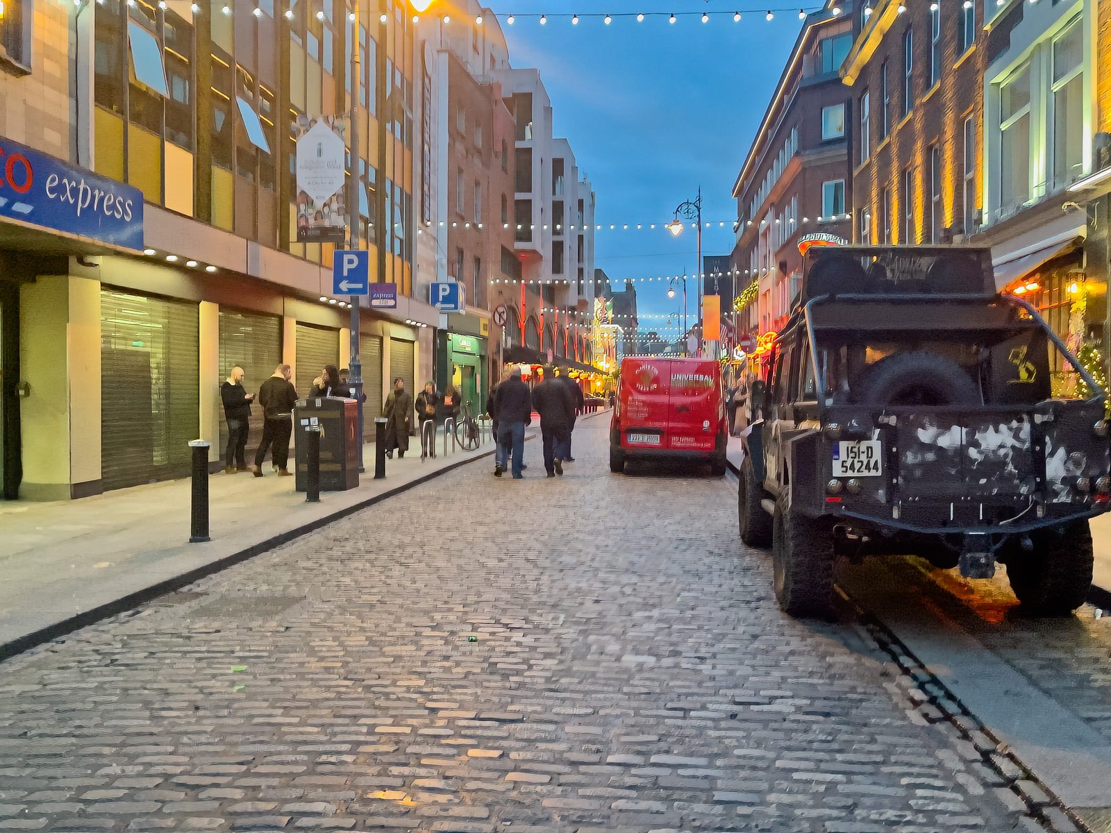 I VISITED TEMPLE BAR TODAY [AS NIGHTFALL WAS APPROACHING]-225325-1