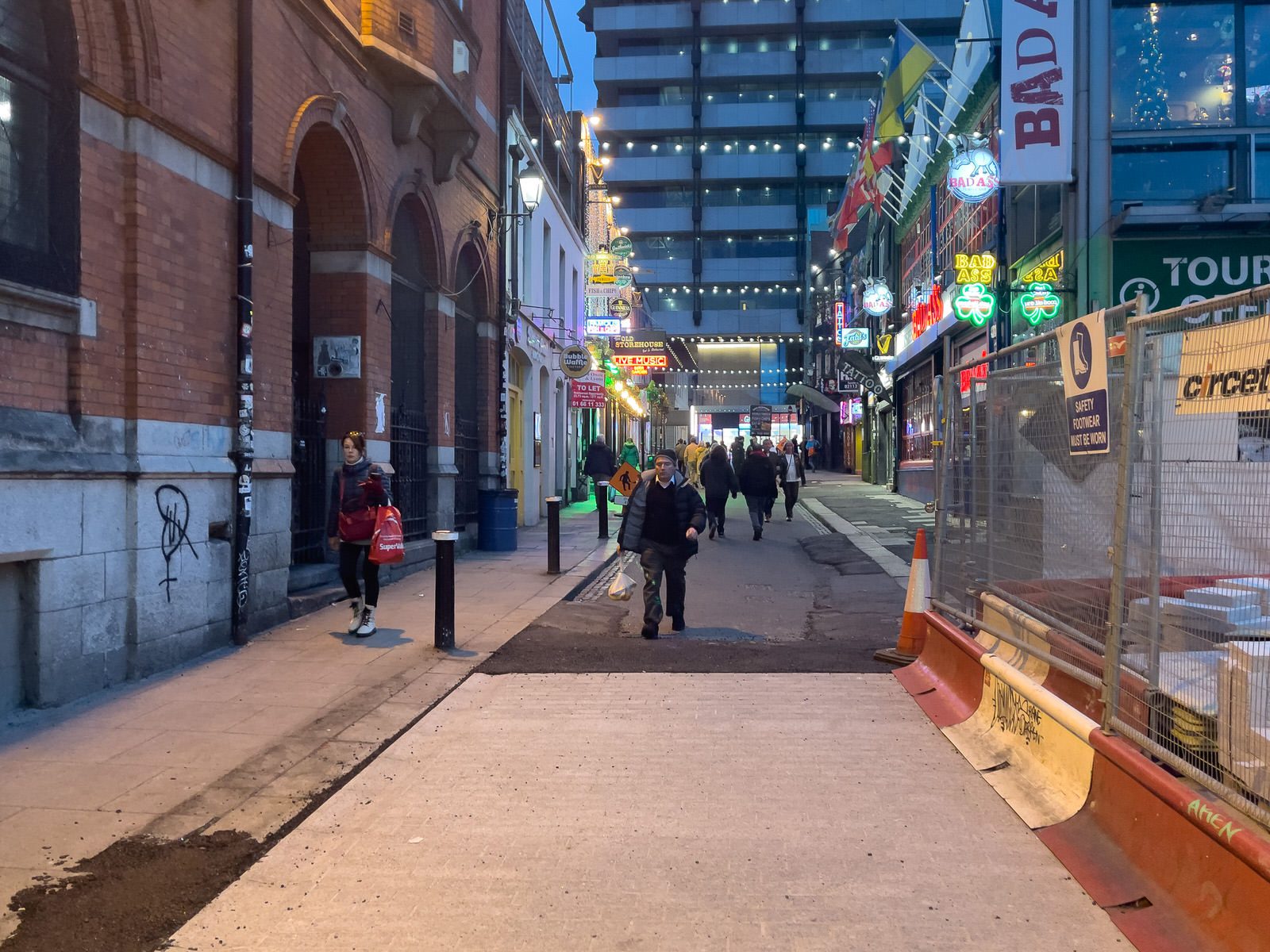 I VISITED TEMPLE BAR TODAY [AS NIGHTFALL WAS APPROACHING]-225342-1