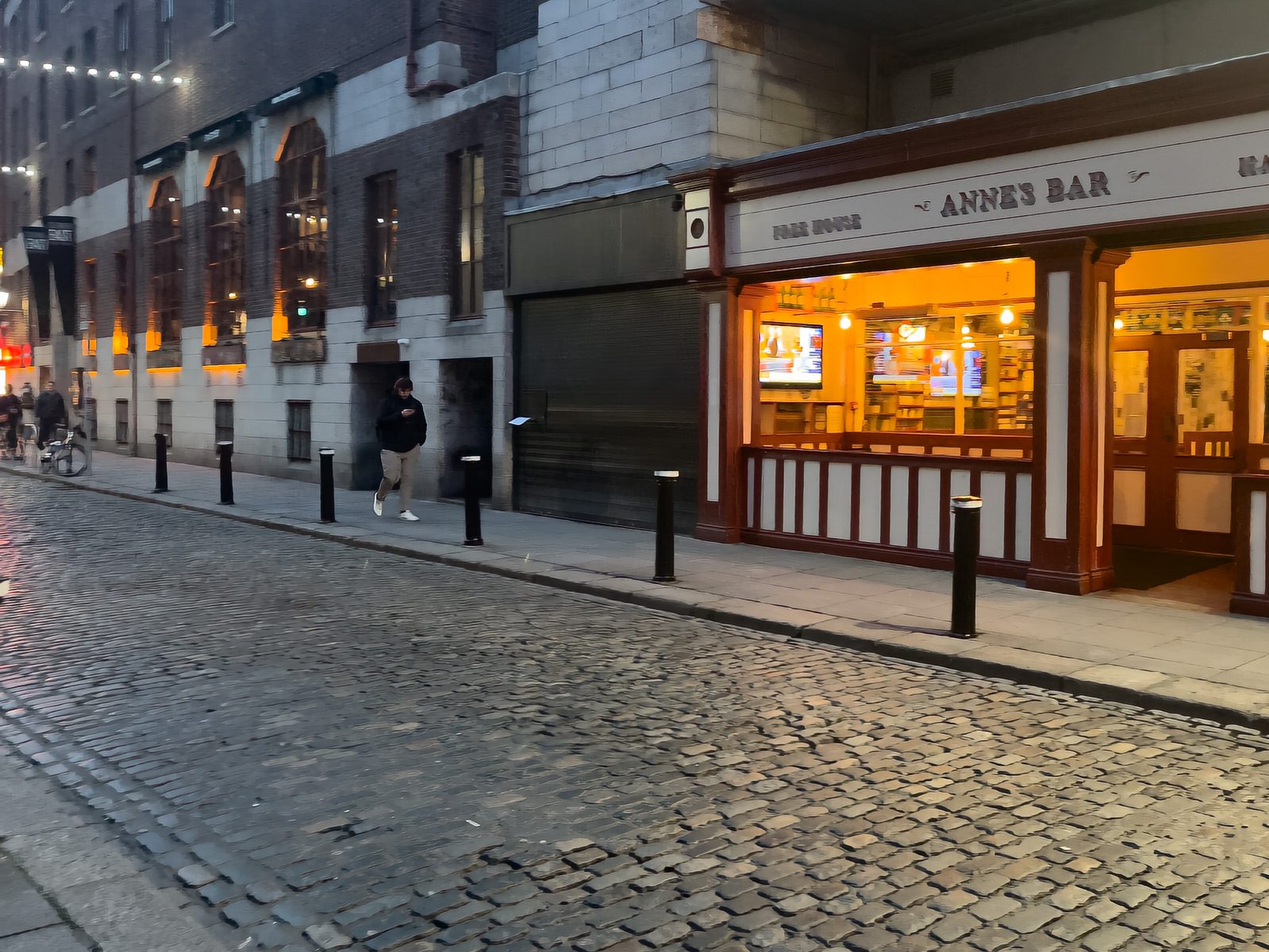 I VISITED TEMPLE BAR TODAY [AS NIGHTFALL WAS APPROACHING]-225370-1