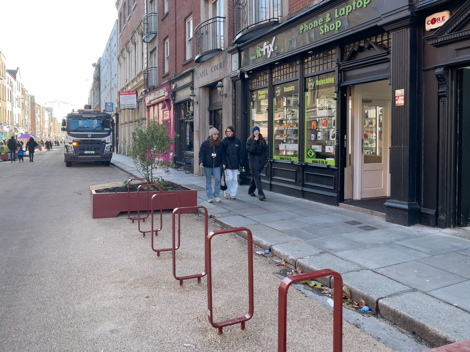 THE NEW STREET FURNITURE AND THE CHRISTMAS TREE [HAVE ARRIVED IN CAPEL STREET]-225854-1