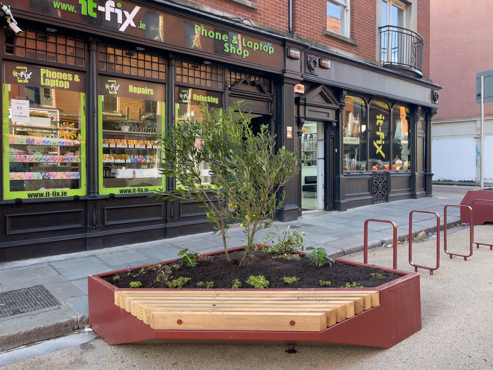 THE NEW STREET FURNITURE AND THE CHRISTMAS TREE [HAVE ARRIVED IN CAPEL STREET]-225856-1