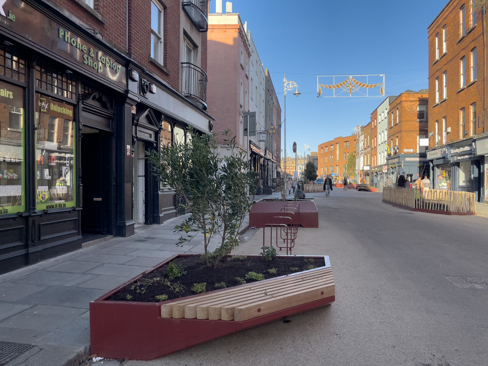 THE NEW STREET FURNITURE AND THE CHRISTMAS TREE [HAVE ARRIVED IN CAPEL STREET]-225857-1