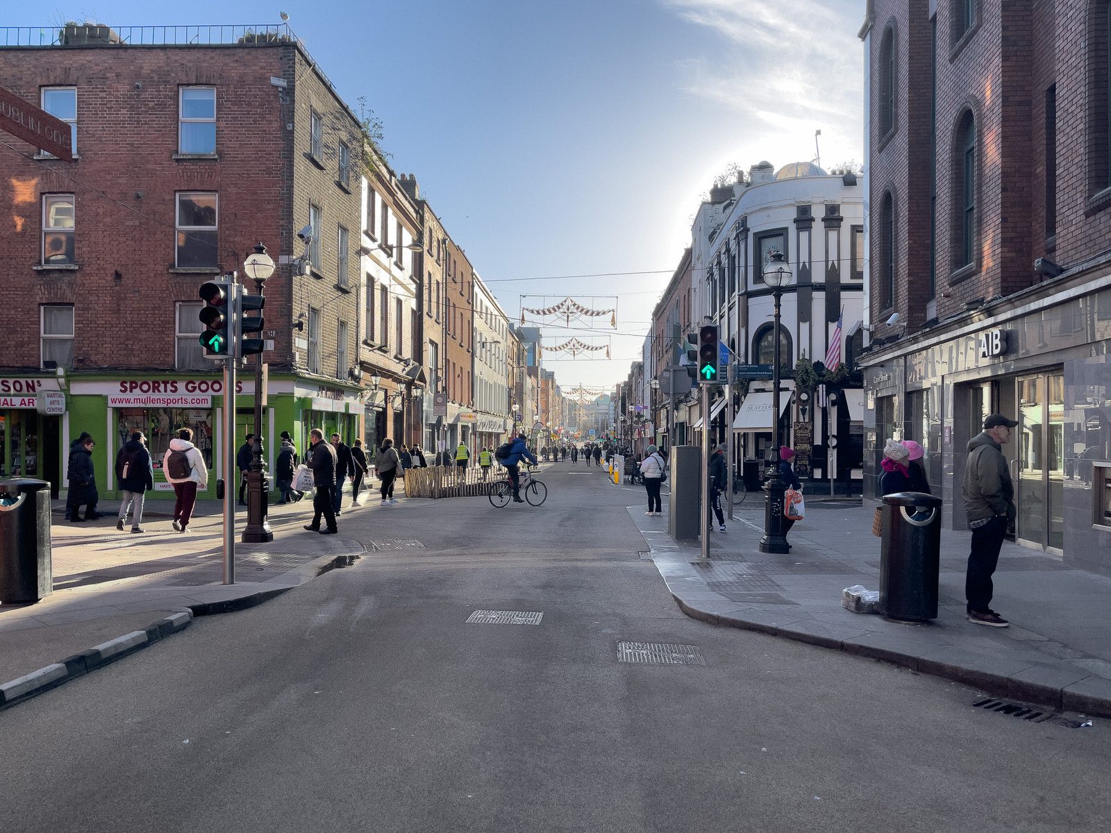 THE NEW STREET FURNITURE AND THE CHRISTMAS TREE [HAVE ARRIVED IN CAPEL STREET]-225861-1