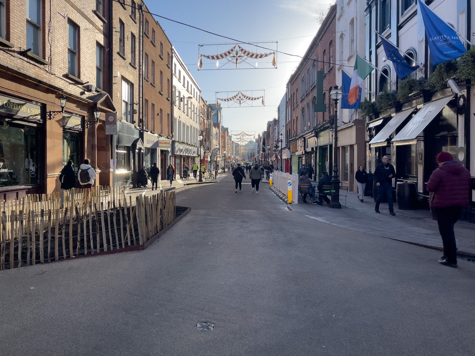 THE NEW STREET FURNITURE AND THE CHRISTMAS TREE [HAVE ARRIVED IN CAPEL STREET]-225862-1