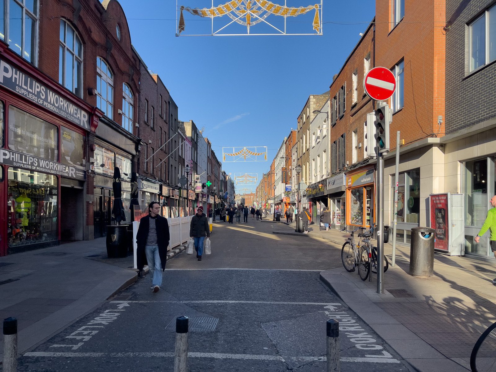 THE NEW STREET FURNITURE AND THE CHRISTMAS TREE [HAVE ARRIVED IN CAPEL STREET]-225869-1