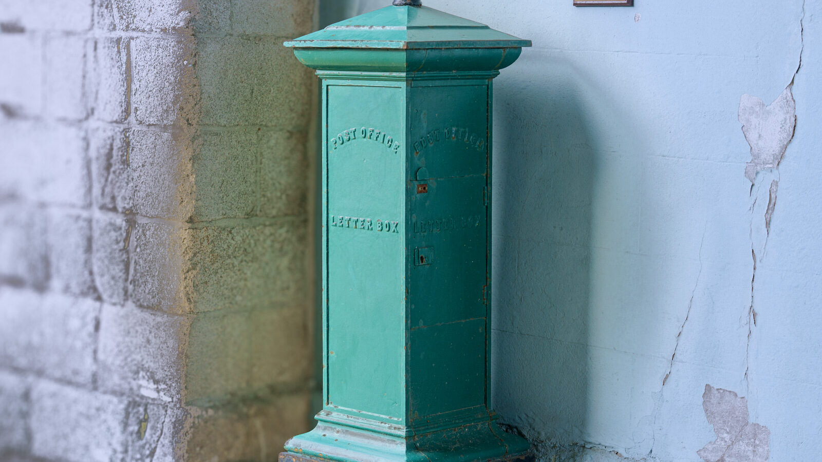 TELL ME ABOUT THE OLDEST LETTER BOX IN IRELAND [THIS ONE DATES BACK TO THE 1850s]-228635-1