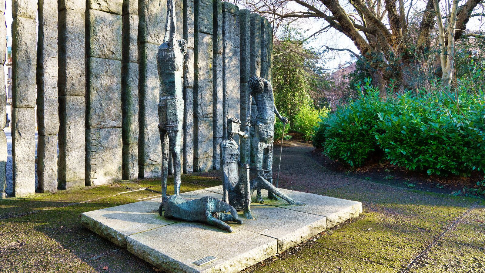THE FAMINE MEMORIAL BY EDWARD DELANEY [REMEMBERING THOSE WHO ENDURED THE IRISH FAMINES]-227902-1