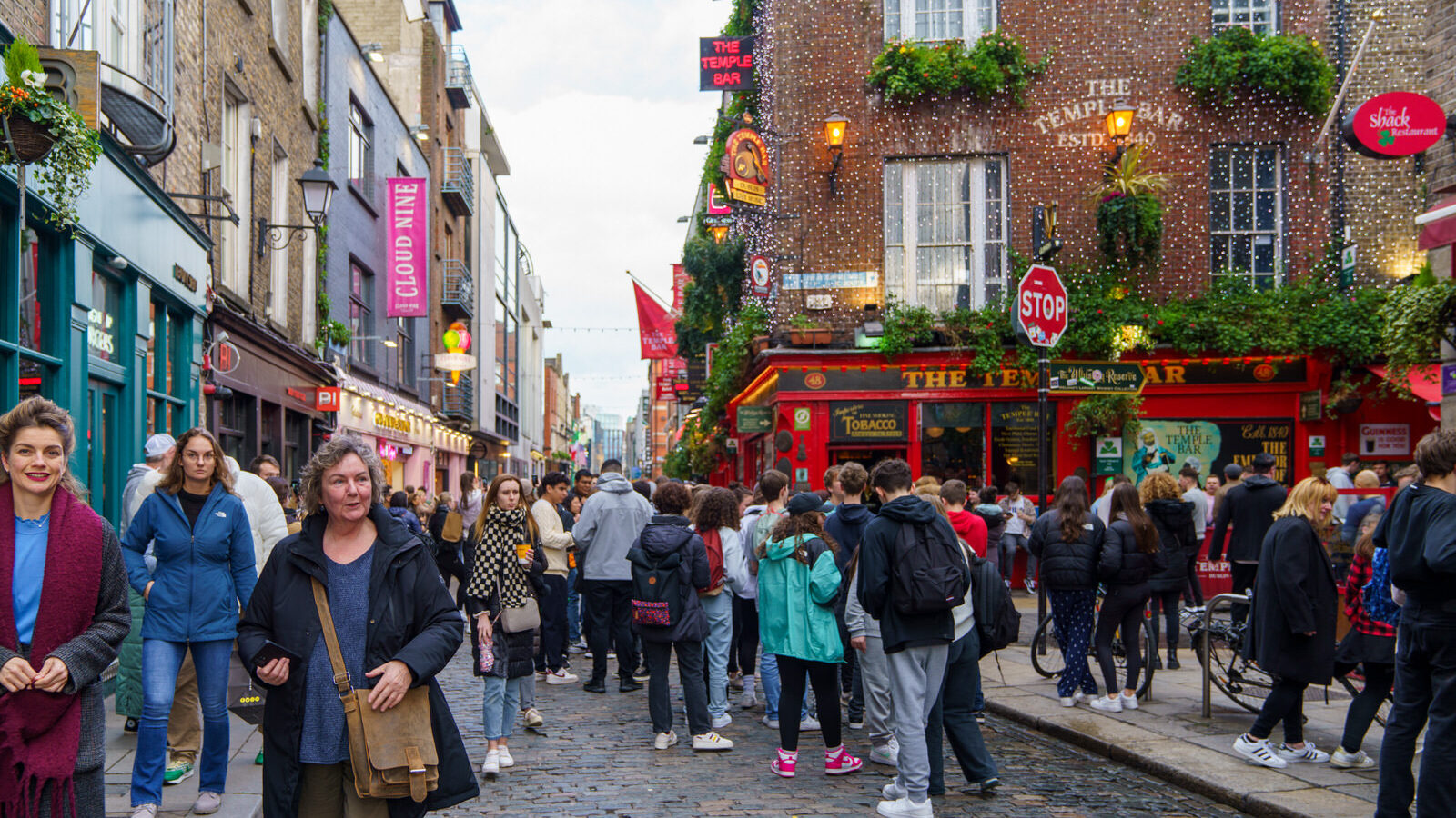 THE TEMPLE BAR PUB [IS IN TEMPLE BAR AND IT IS NOT THE OLDEST PUB IN THE IMMEDIATE AREA]-228208-1