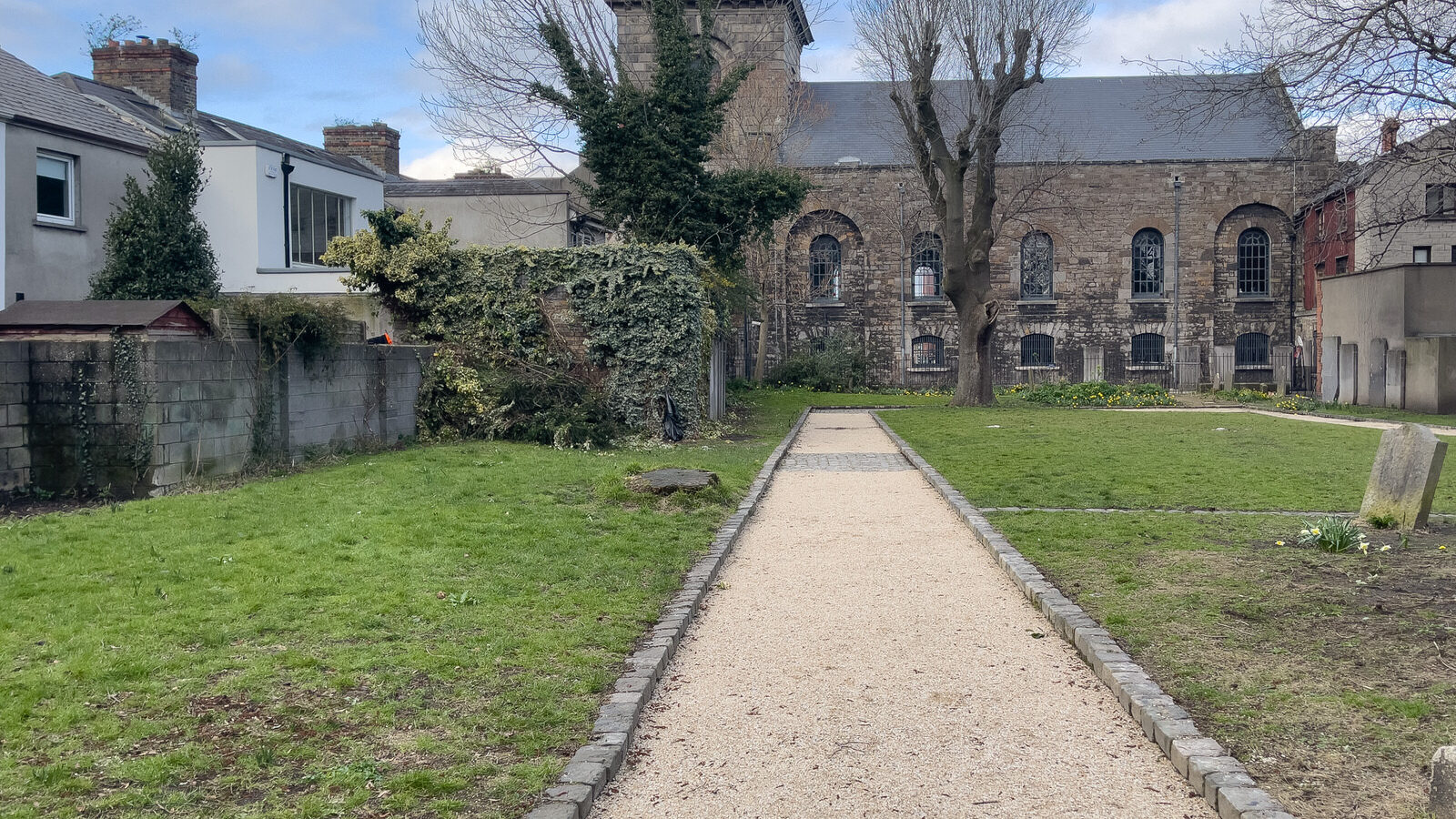 THIS SMALL PUBLIC PARK WAS ONCE A GRAVEYARD [ST CATHERINE'S ON THOMAS STREET 3 MARCH 2024]-229105-1