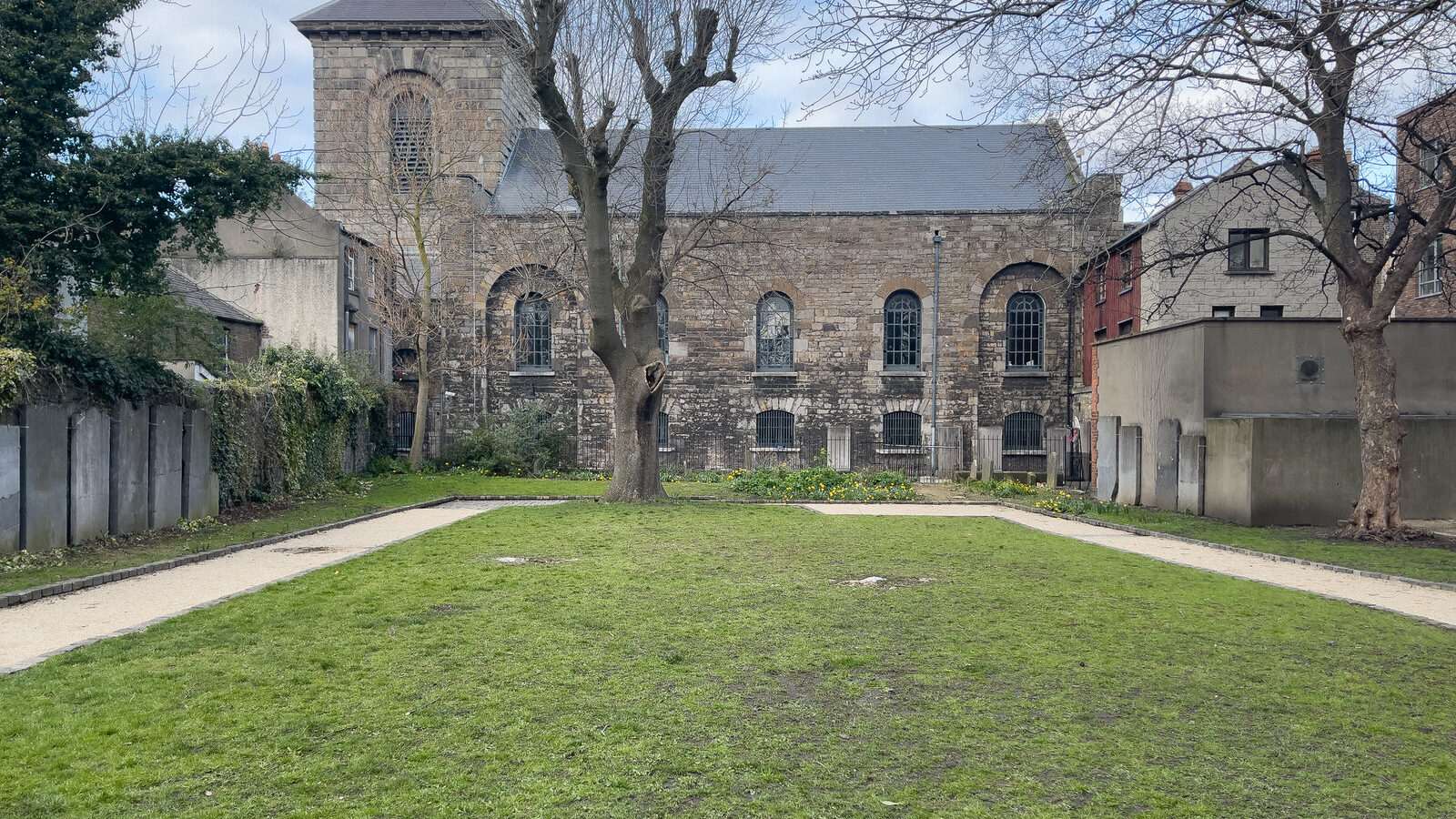 THIS SMALL PUBLIC PARK WAS ONCE A GRAVEYARD [ST CATHERINE'S ON THOMAS STREET 3 MARCH 2024]-229107-1