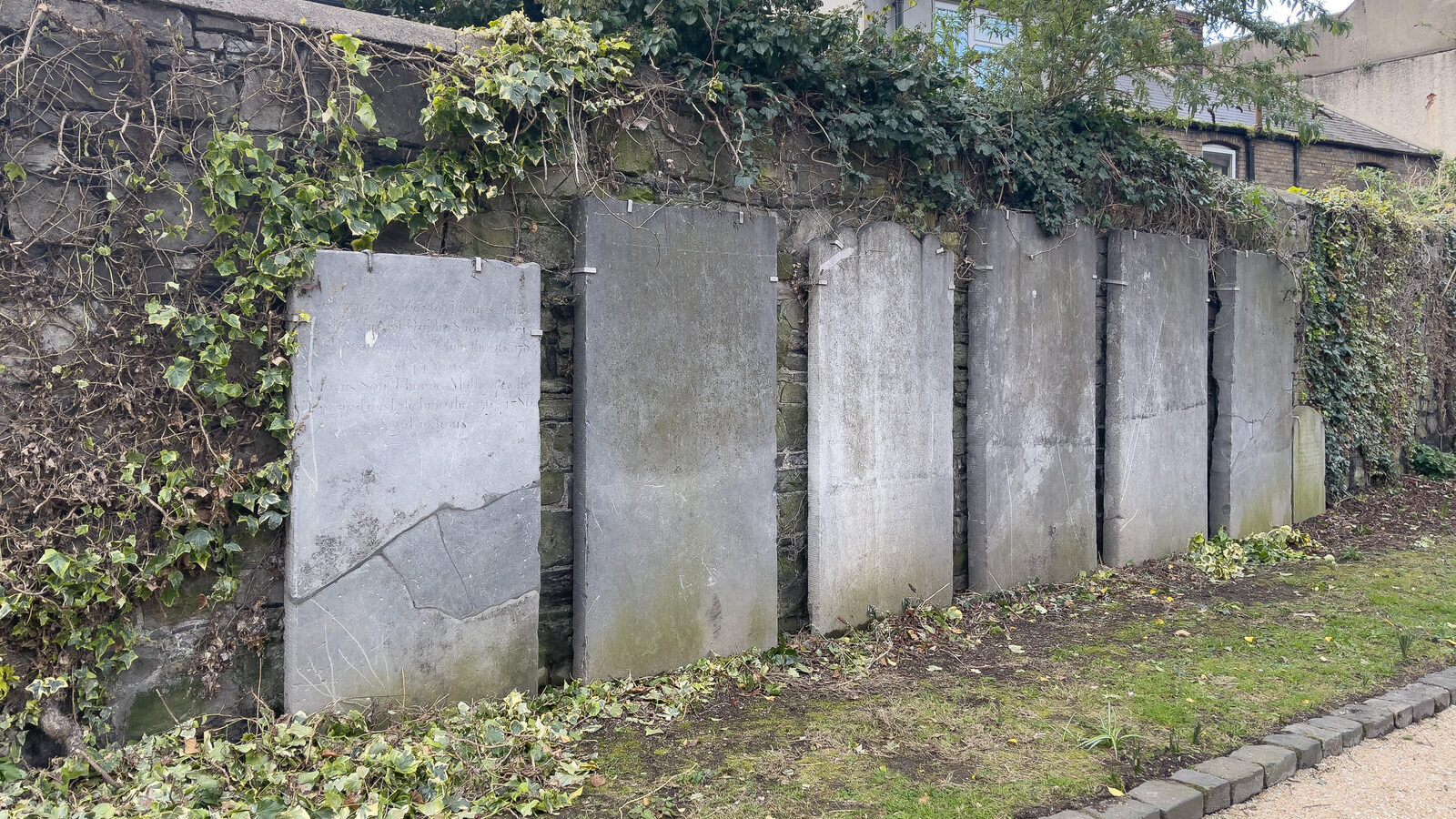 THIS SMALL PUBLIC PARK WAS ONCE A GRAVEYARD [ST CATHERINE'S ON THOMAS STREET 3 MARCH 2024]-229108-1