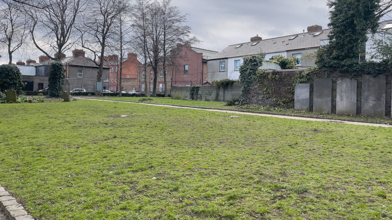 THIS SMALL PUBLIC PARK WAS ONCE A GRAVEYARD [ST CATHERINE'S ON THOMAS STREET 3 MARCH 2024]-229111-1