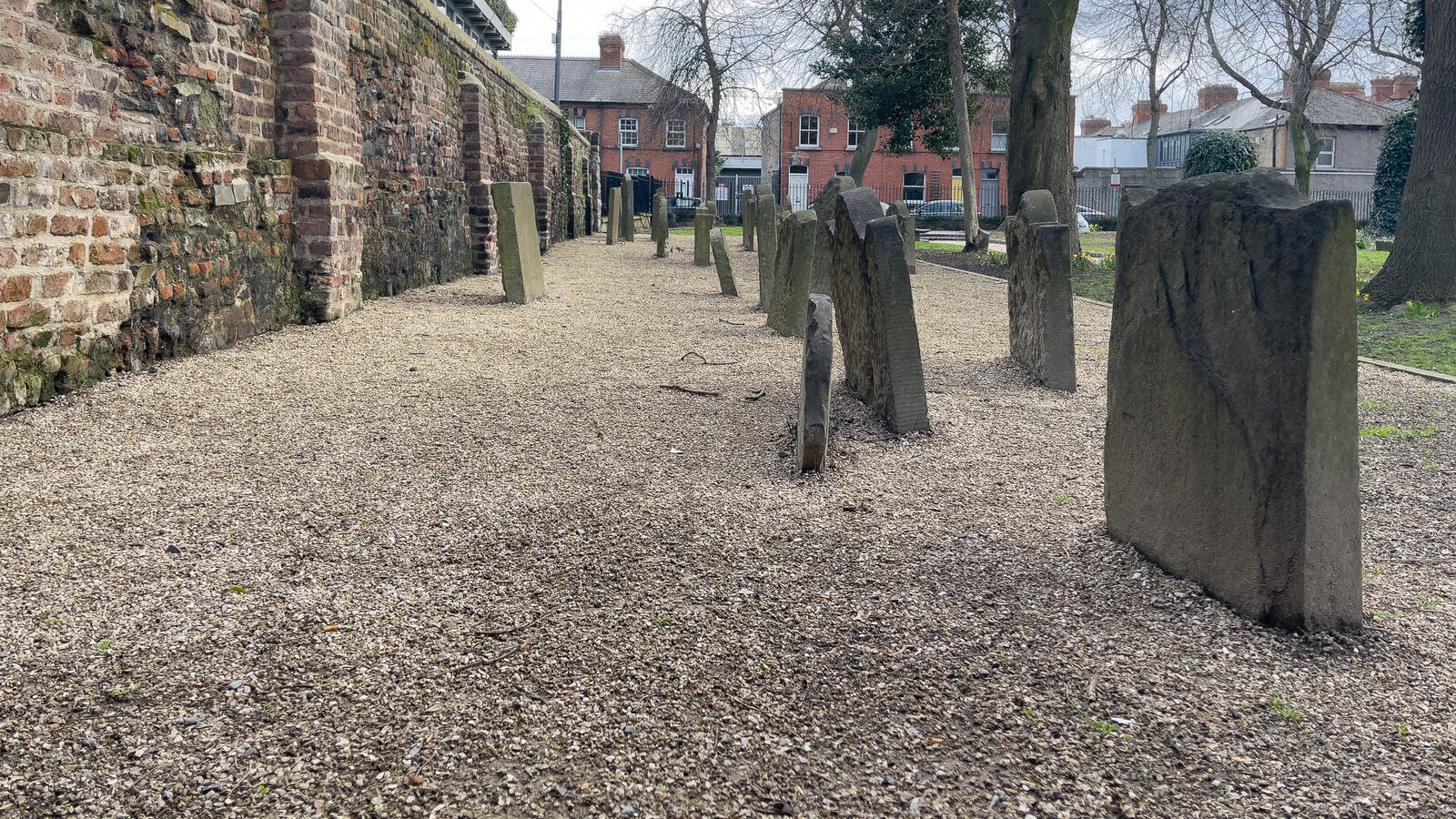 THIS SMALL PUBLIC PARK WAS ONCE A GRAVEYARD [ST CATHERINE'S ON THOMAS STREET 3 MARCH 2024]-229112-1