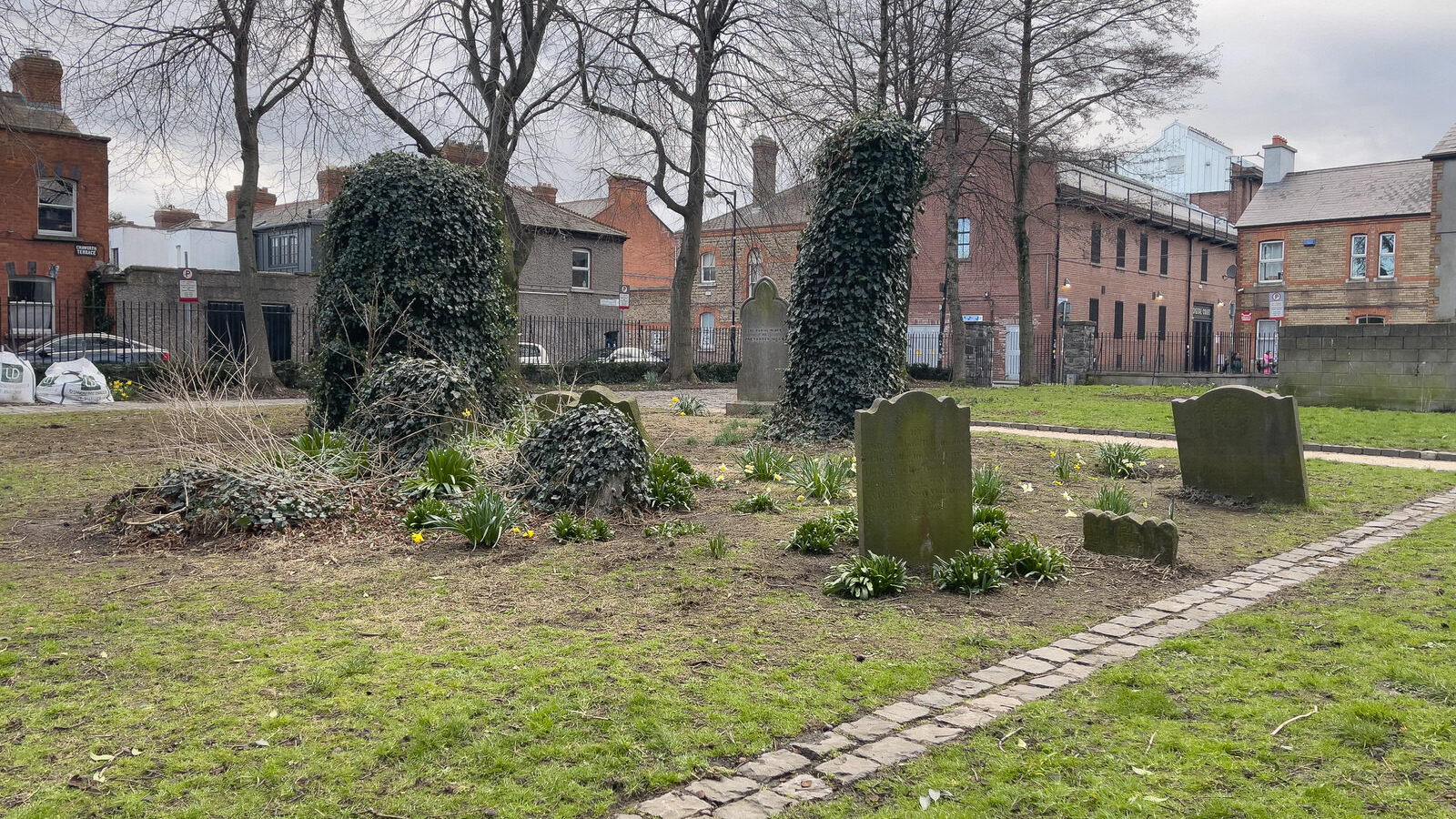 THIS SMALL PUBLIC PARK WAS ONCE A GRAVEYARD [ST CATHERINE'S ON THOMAS STREET 3 MARCH 2024]-229113-1