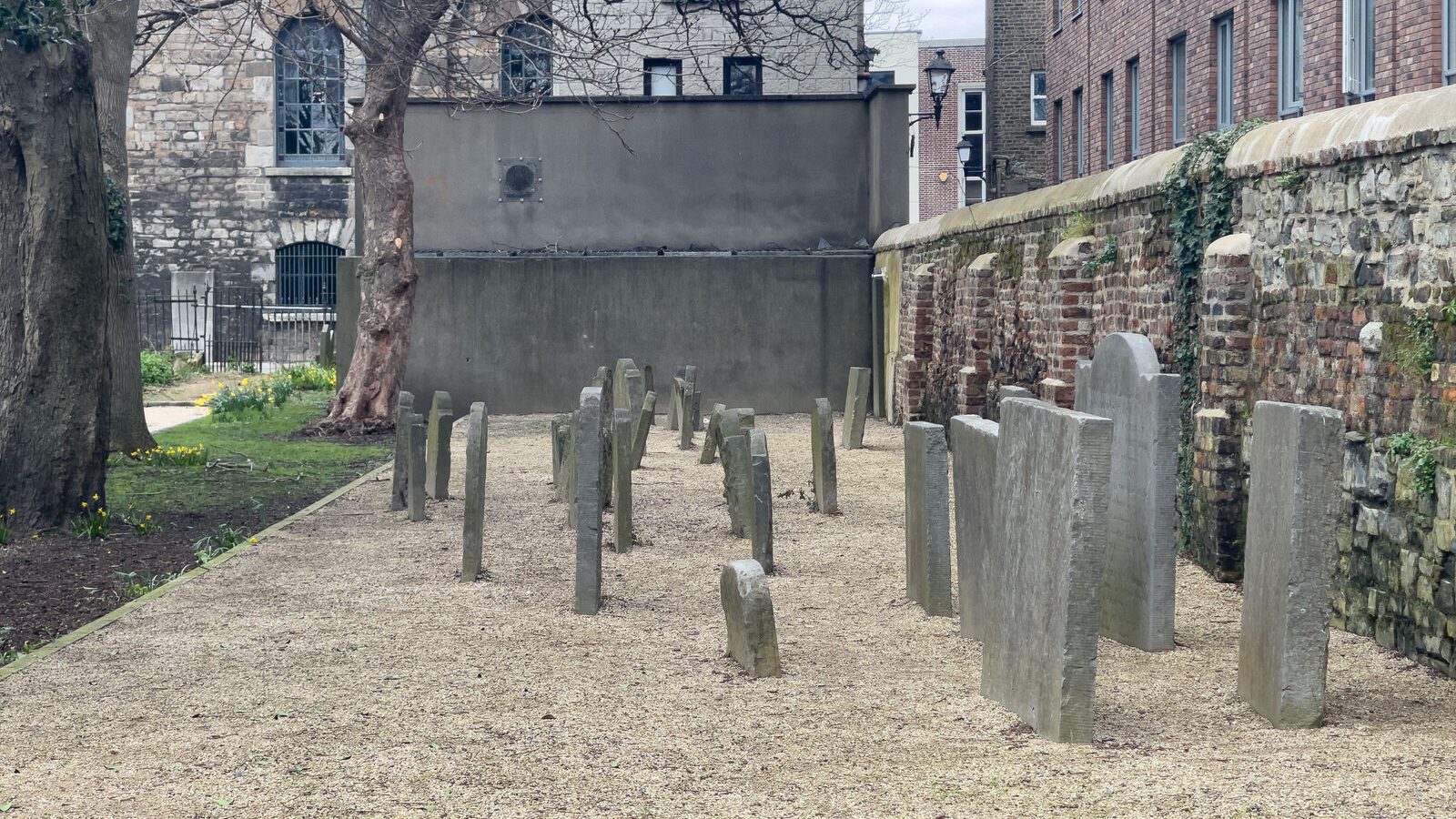 THIS SMALL PUBLIC PARK WAS ONCE A GRAVEYARD [ST CATHERINE'S ON THOMAS STREET 3 MARCH 2024]-229114-1
