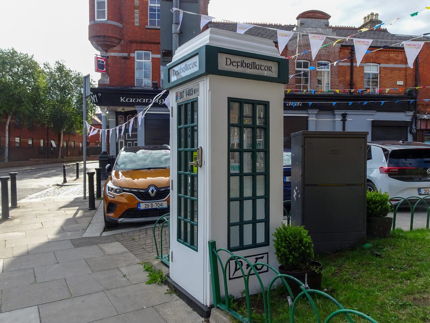I LIKE THIS IDEA [OLD TELEPHONE KIOSK REPURPOSED AS AN AED] X-236729-1