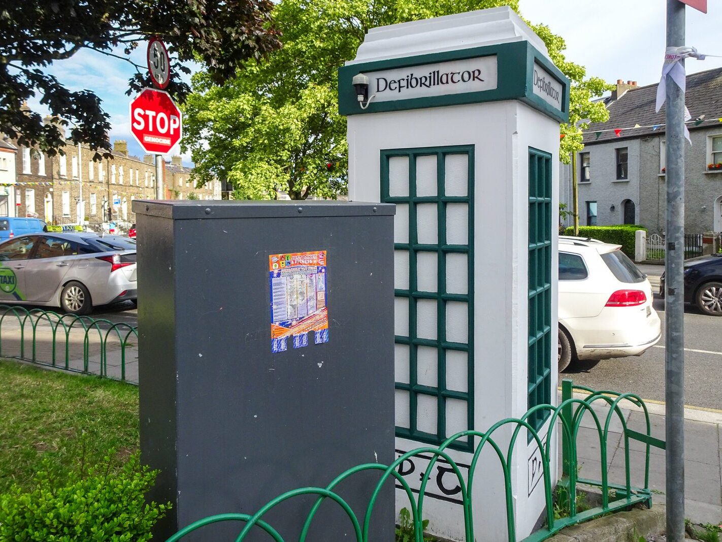 I LIKE THIS IDEA [OLD TELEPHONE KIOSK REPURPOSED AS AN AED] X-236731-1
