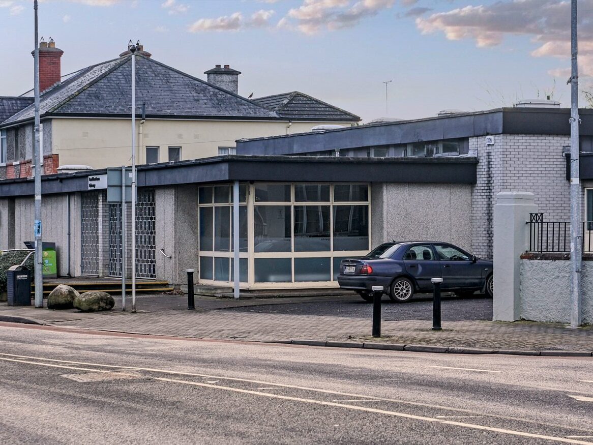 NEWBRIDGE PUBLIC LIBRARY [PHOTOGRAPHED CHRISTMAS 2012 AND 14 AUGUST 2024]-238817-1