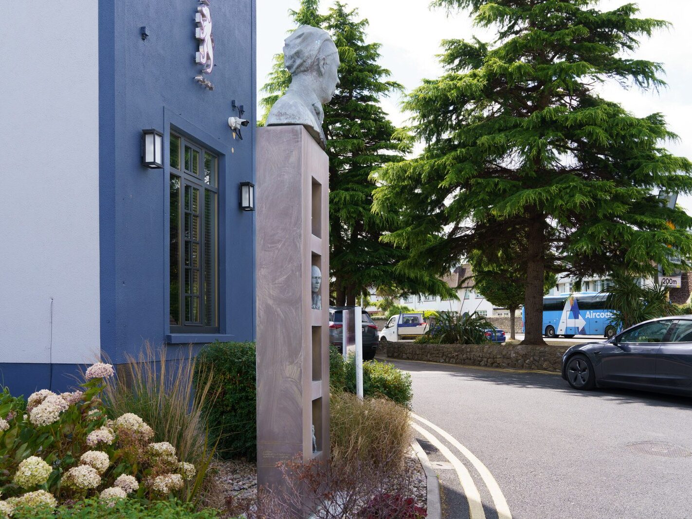 ORPEN SCULPTURE AT THE TALBOT HOTEL IN STILLORGAN [PHOTOGRAPHED 20 AUGUST 2024]-239081-1