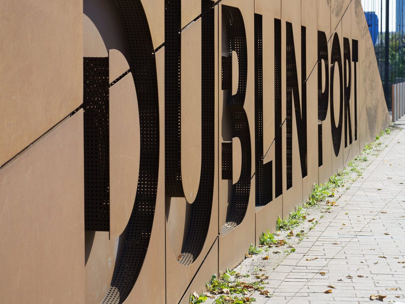 THE CORTEN STEEL SIGN LOOKS LIKE A SHIP PLUS REFURBISHED CRANE [DUBLIN PORT 2024]-239604-1