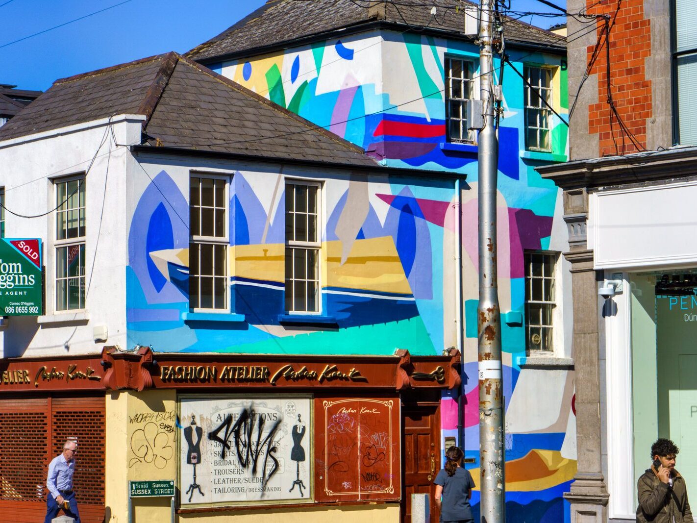 DRAGON CLASS IS A MURAL BY DECOY [AN ABSTRACT MURAL IN DUN LAOGHAIRE]-240990-1