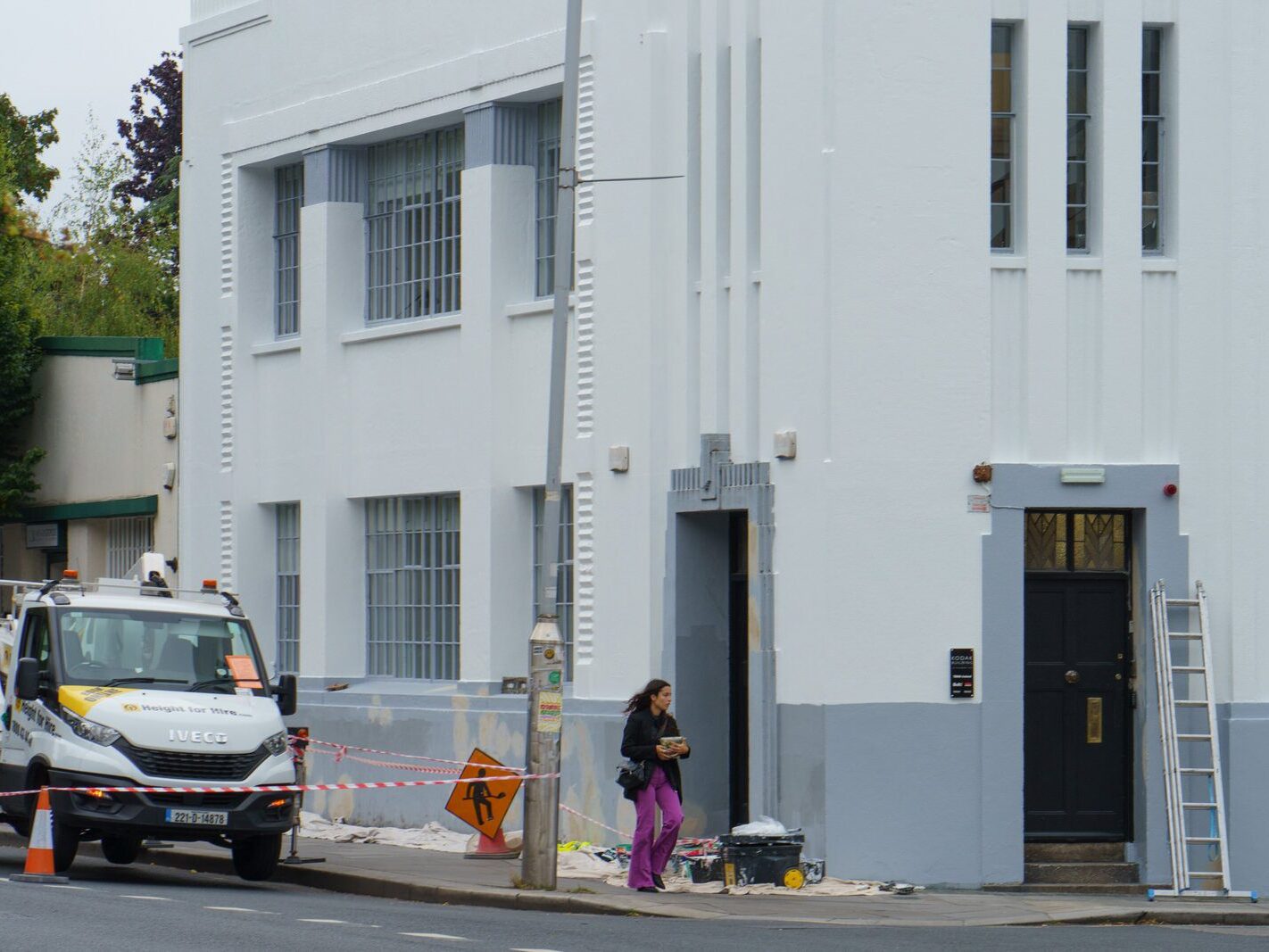 MEN AT WORK REPAINTING THE KODAK BUILDING [21 SEPTEMBER 2024]-240993-1