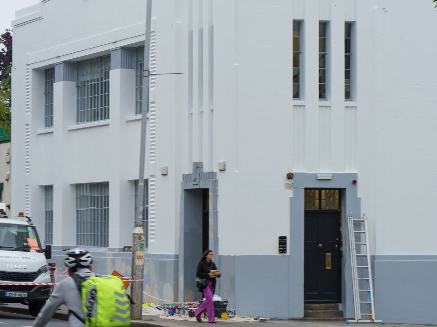 MEN AT WORK REPAINTING THE KODAK BUILDING [21 SEPTEMBER 2024]-240994-1