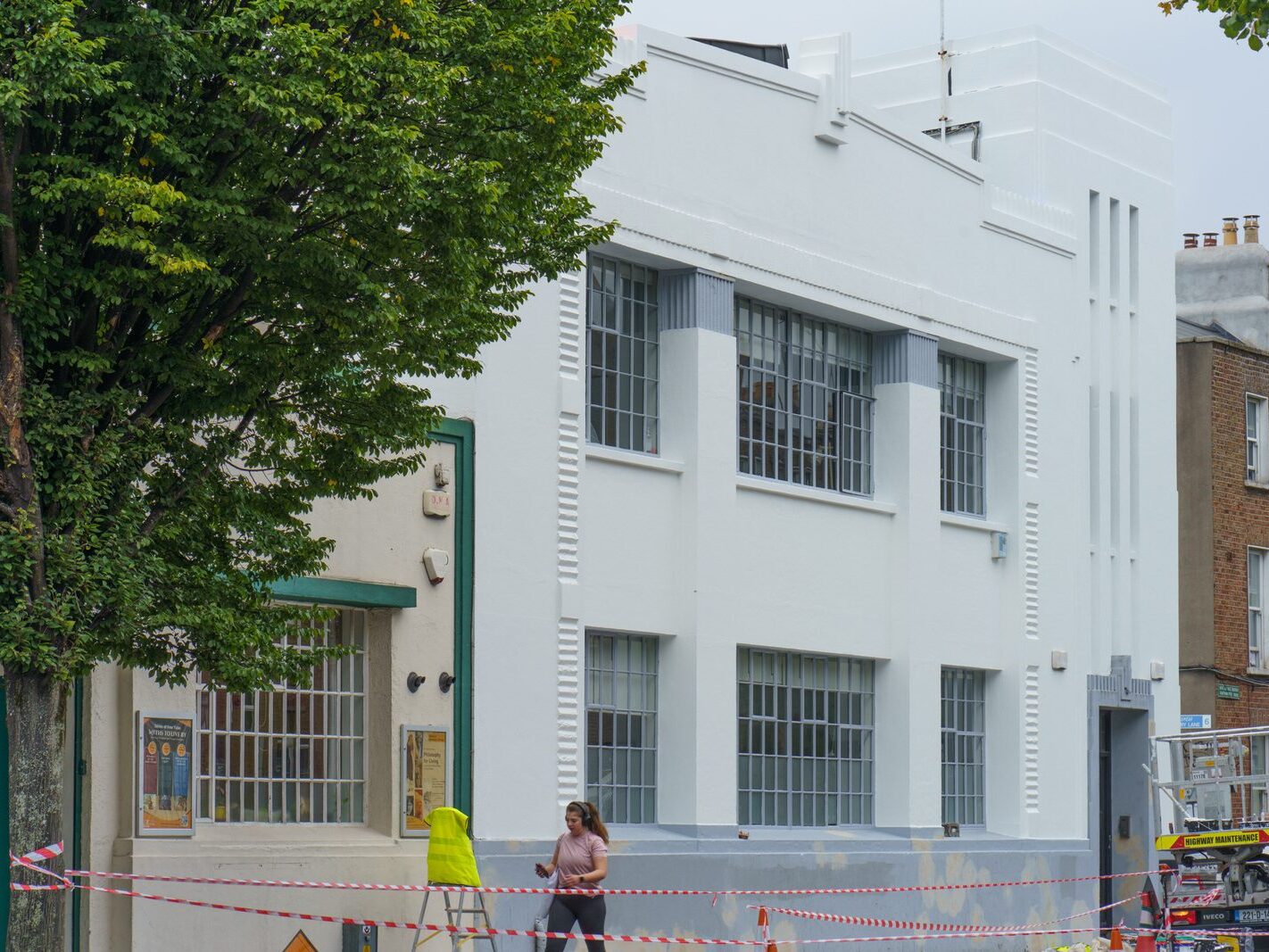 MEN AT WORK REPAINTING THE KODAK BUILDING [21 SEPTEMBER 2024]-241001-1